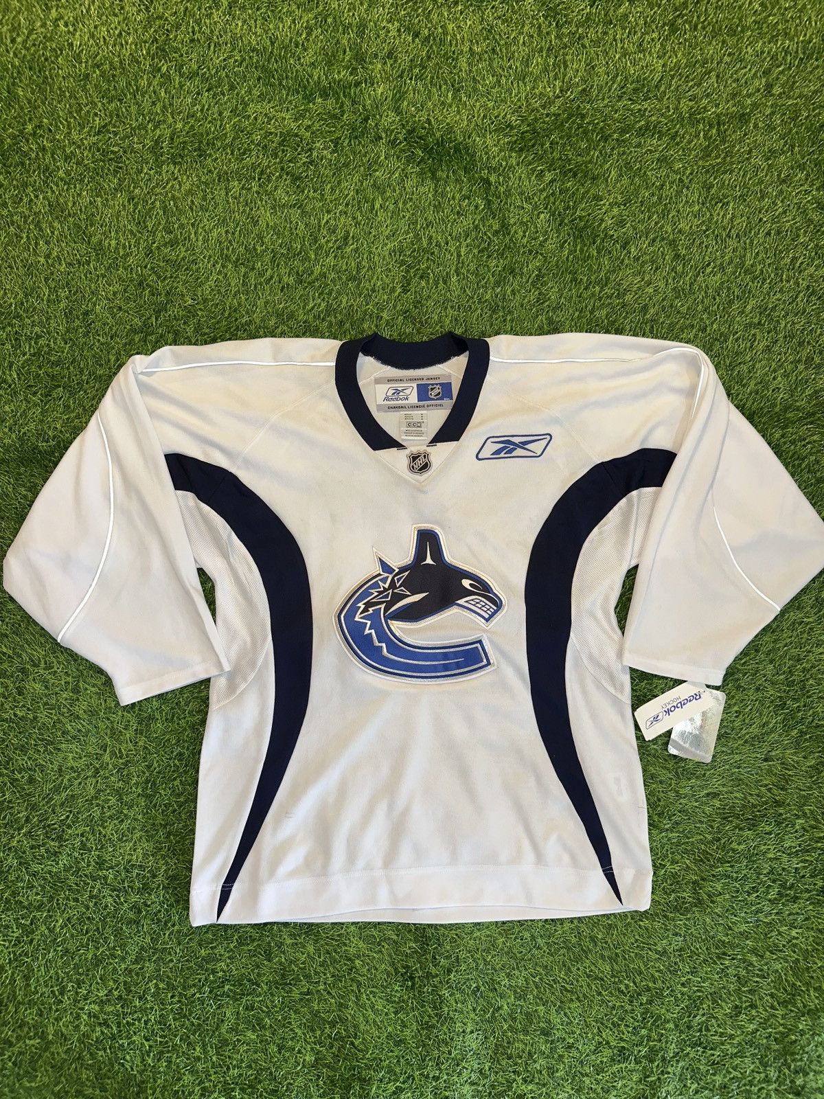 NHL Nhl reebok vancouver canucks practice jersey size medium Size US M / EU 48-50 / 2 - 1 Thumbnail