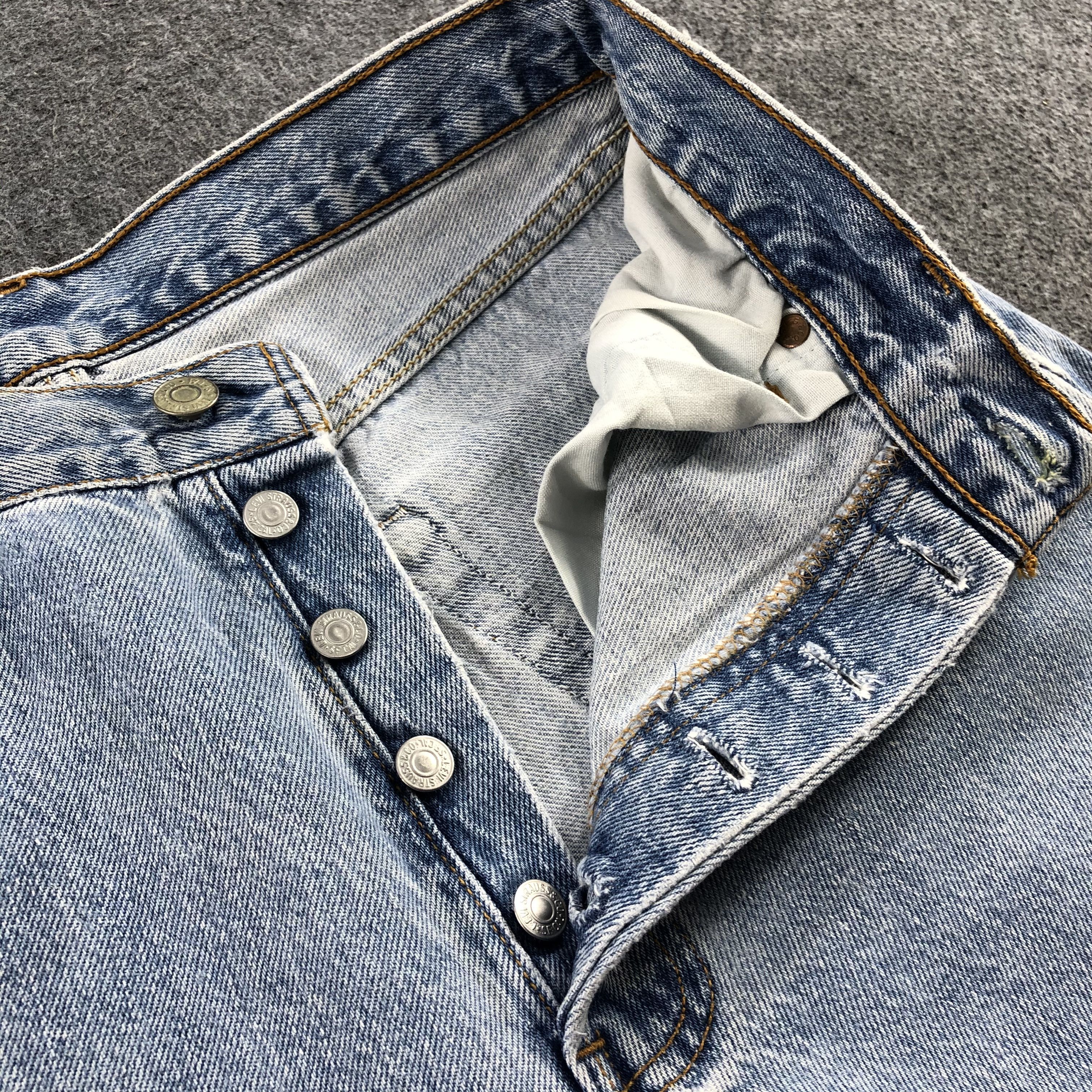 Levi's Vintage 90s Light Wash Levis 501 Jeans-J1900 Size US 29 - 9 Thumbnail