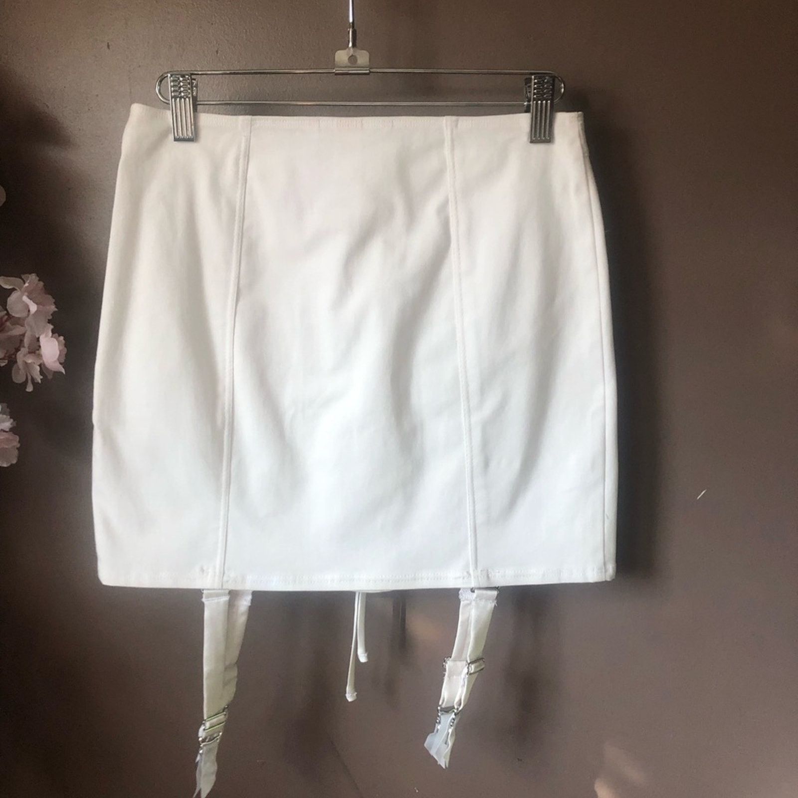 Victoria's Secret Skirt bottom White, front lace up design garter belt mini. Size 27" / US 4 / IT 40 - 6 Thumbnail