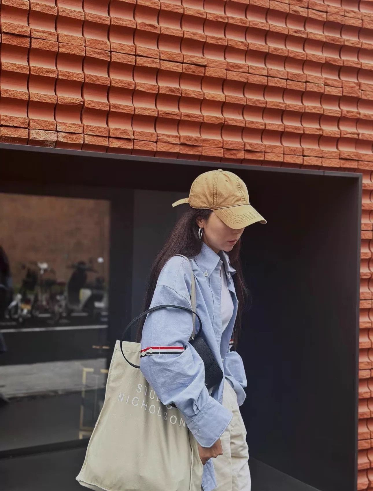 Thom Browne TB Women's Classic Double Badge Blue Oxford Oversized Shirt Size S / US 4 / IT 40 - 9 Thumbnail