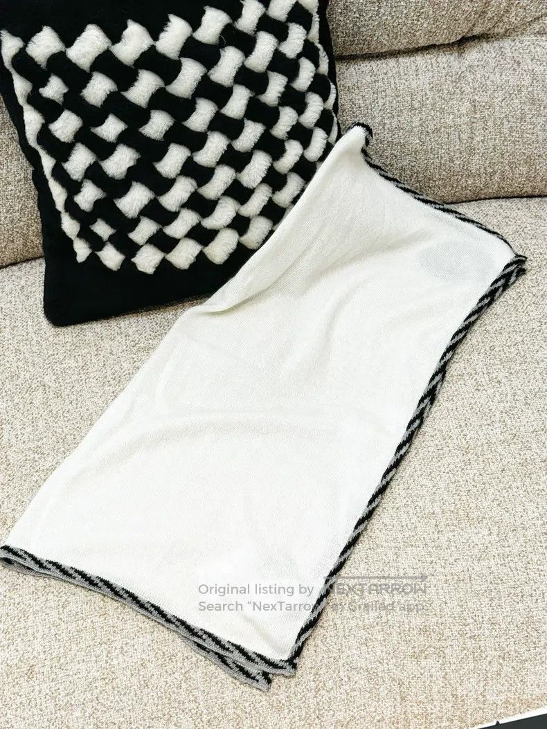 Chanel Chanel 23C white black and gray knotted rolled-edged cashm Size ONE SIZE - 3 Thumbnail