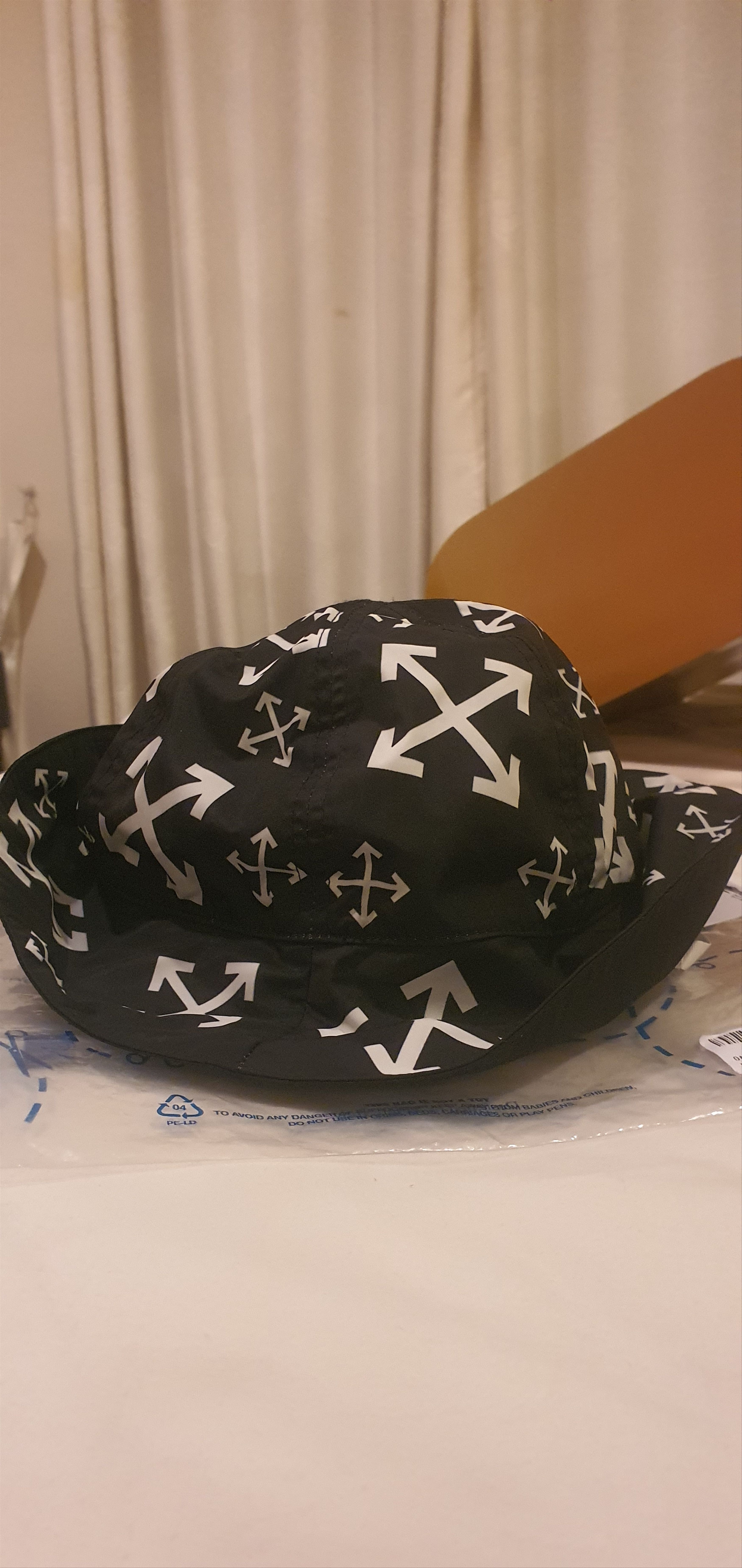 image of Off White Multi Arrows Bucket Hat Uni in Black White, Men's