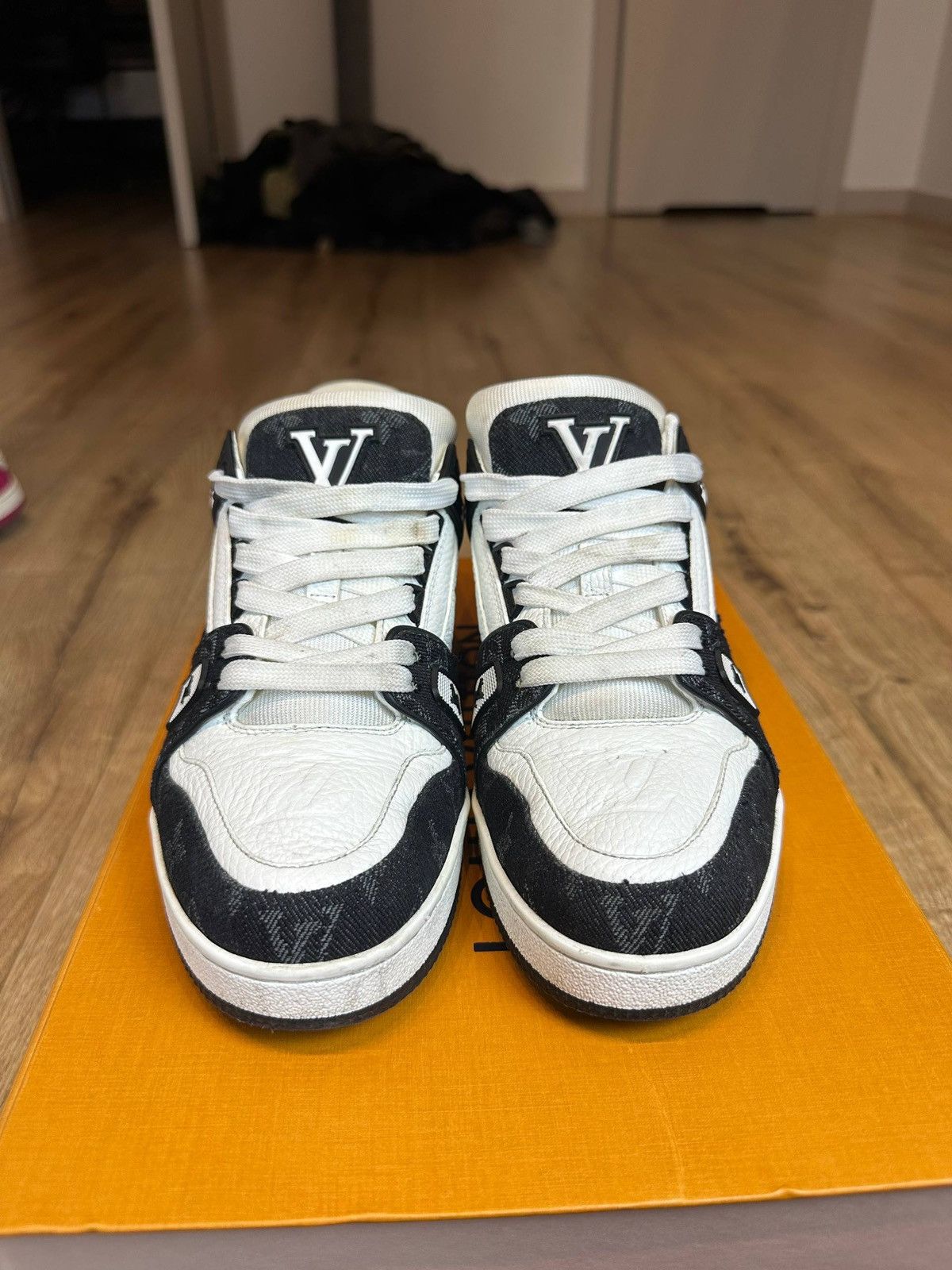 Louis Vuitton Louis Vuitton Trainer Black and White Size US 9 / IT 39 - 2 Thumbnail