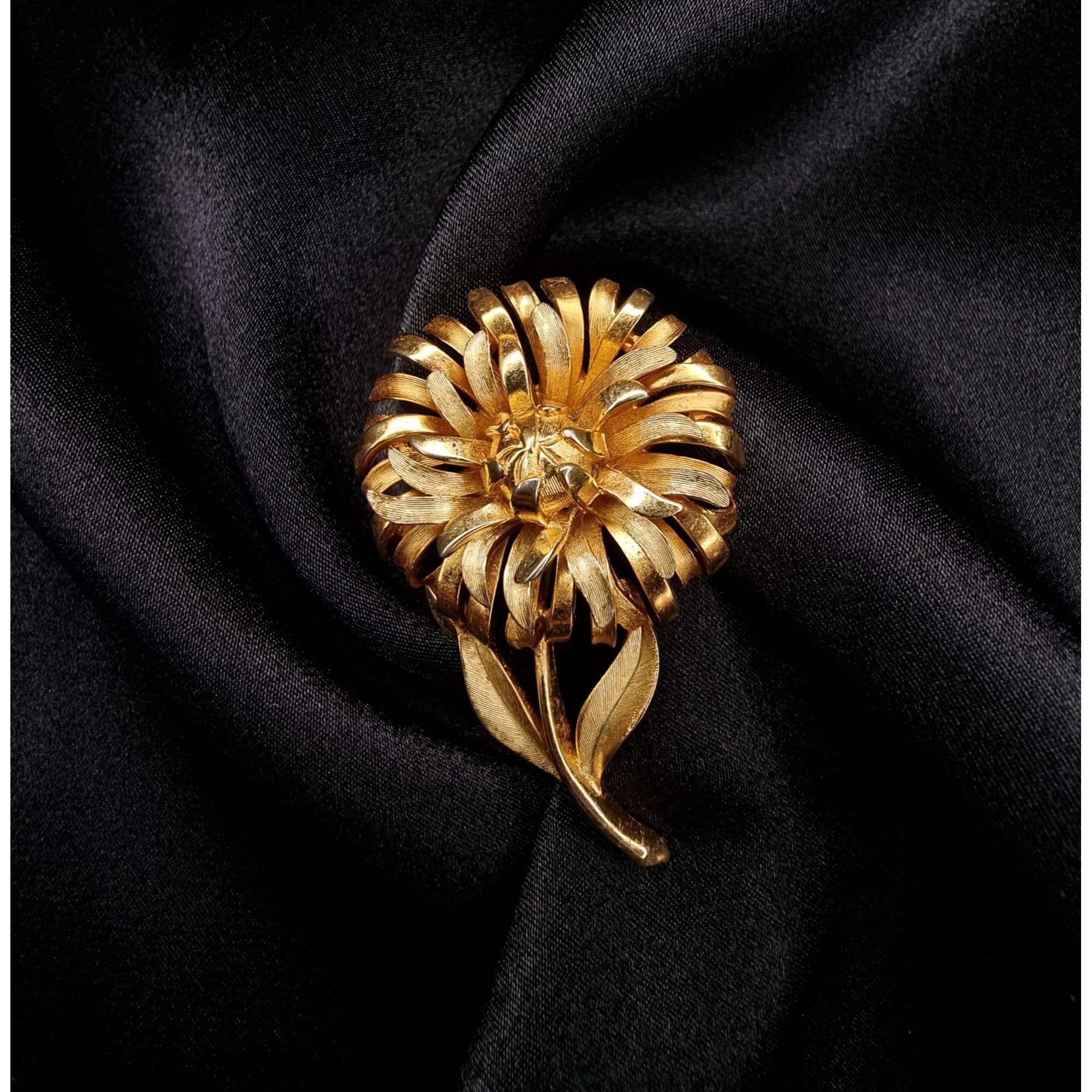 TRIFARI ブローチ 洋菊 Chrysanthemum ゴールドカラー TRIFARI ブローチ ゴールドカラー Chrysanthemum 洋菊