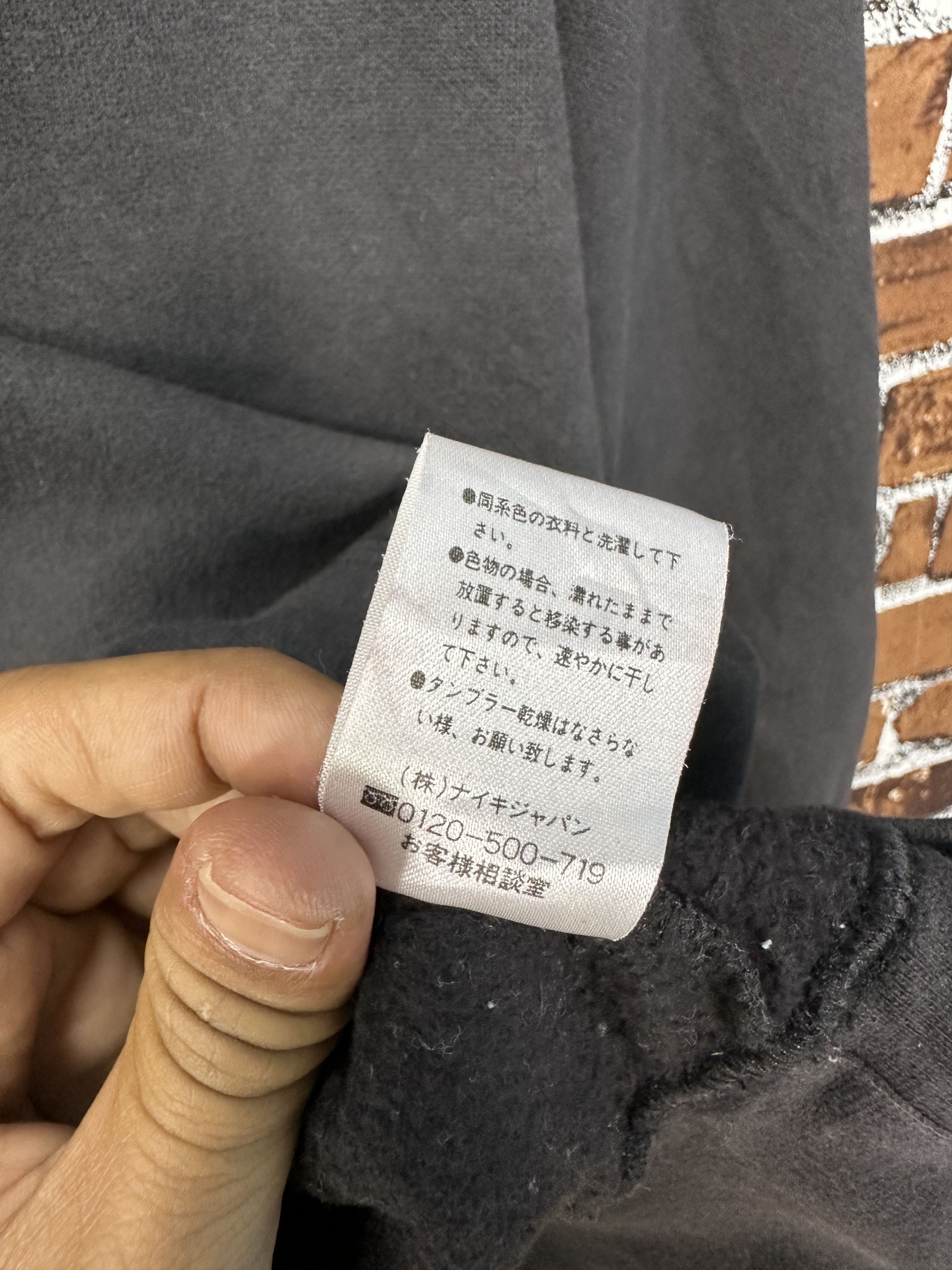 Nike Vintage Faded Nike Athletic Center Logo Crewneck Z467 Size US L / EU 52-54 / 3 - 12 Thumbnail
