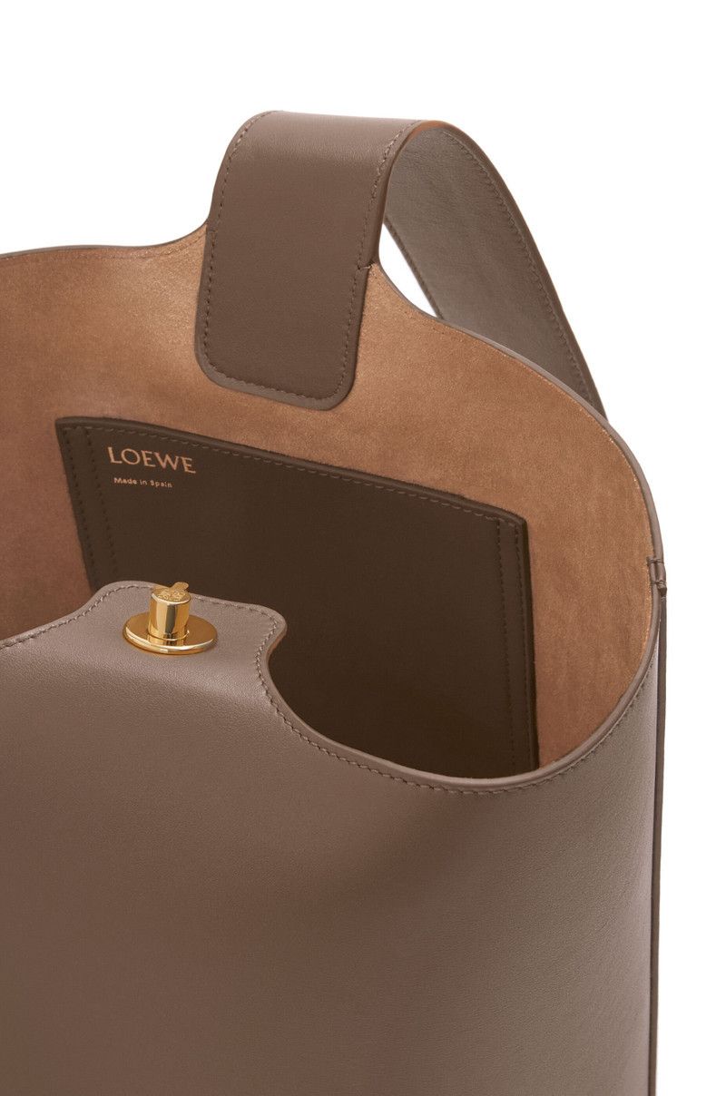 Loewe o1in1g0426 Size: OS/ Medium Pebble Bucket Bag in Tundra Size ONE SIZE - 8 Thumbnail