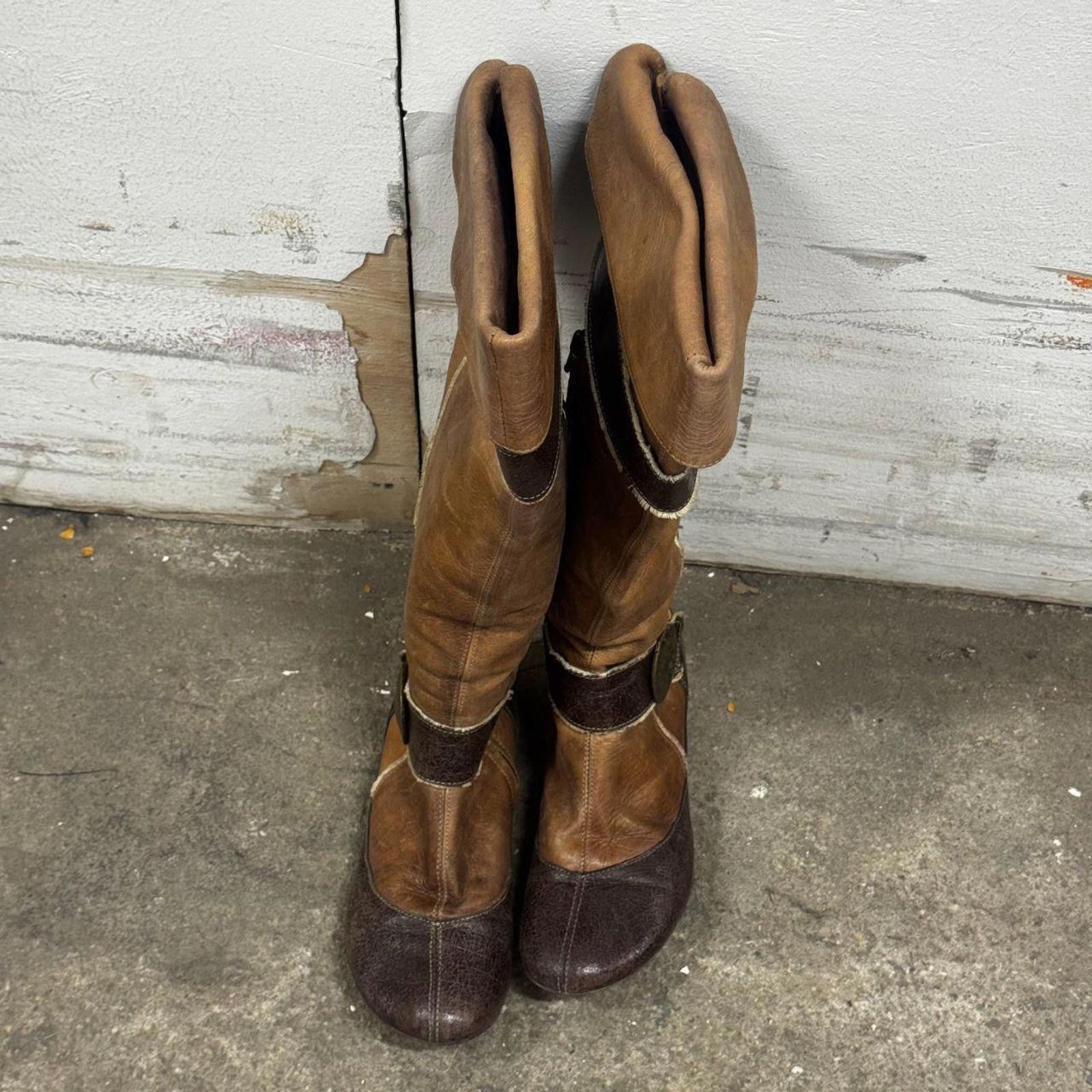Other Vintage Regard Two-Tone Leather Medallion Boots Size US 7 / IT 37 - 6 Thumbnail