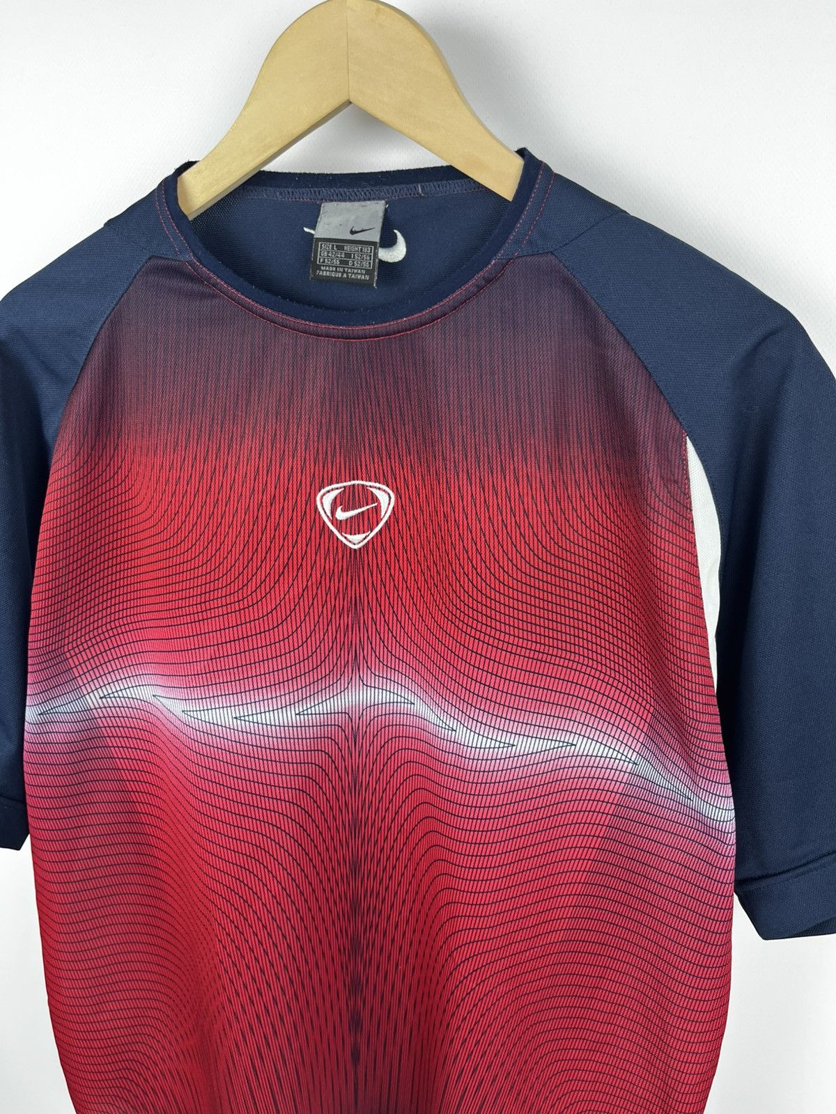 Nike Nike Central Logo Swoosh Vintage T-Shirt Red Size L Size US L / EU 52-54 / 3 - 3 Thumbnail