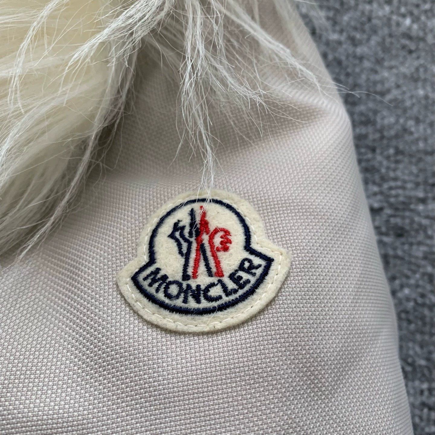 Moncler Moncler down jacket with fur collar and diagonal zipper Size M / US 6-8 / IT 42-44 - 4 Thumbnail