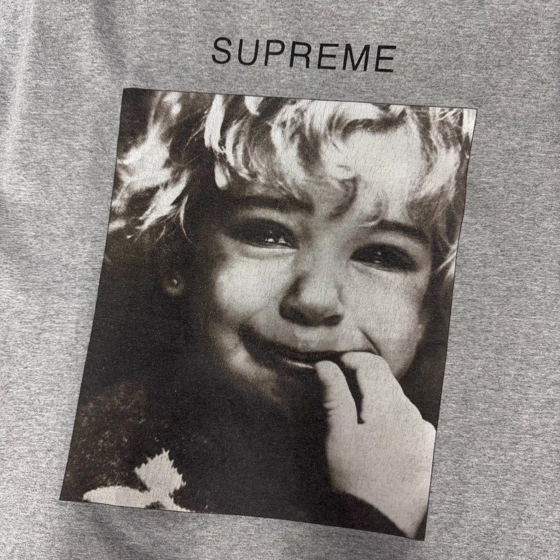 Supreme Supreme Grey Portrait Print Short Sleeve T-shirt Q10 Size US XL / EU 56 / 4 - 3 Thumbnail
