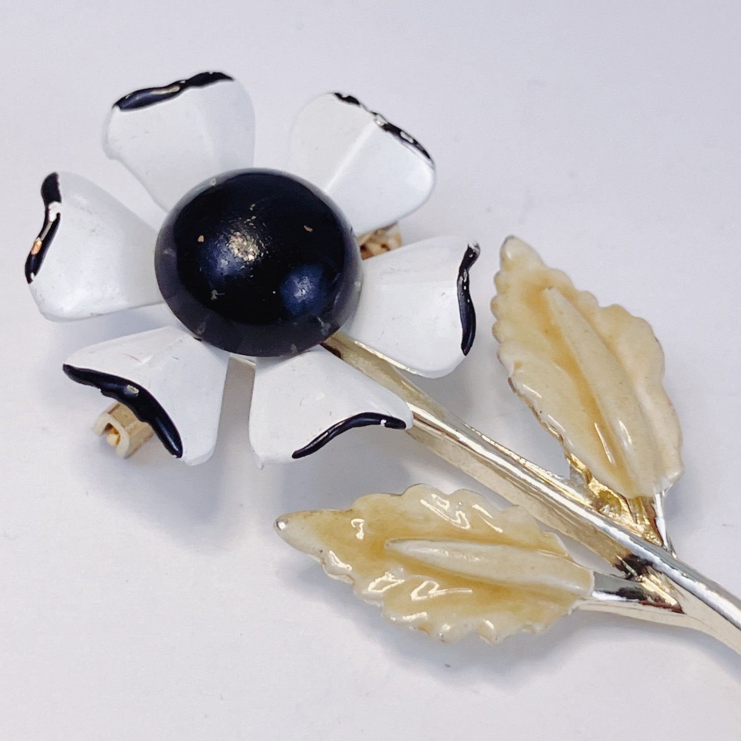 Vintage VTG 1960s Brooch Mod Enamel Flower Black White Size ONE SIZE - 4 Thumbnail