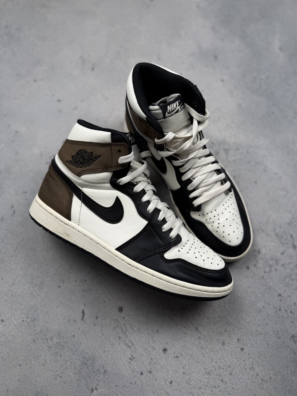 Jordan Brand Air Jordan 1 Retro High OG Dark Mocha Black White 2020 Men’s Size US 9.5 / EU 42-43 - 3 Thumbnail