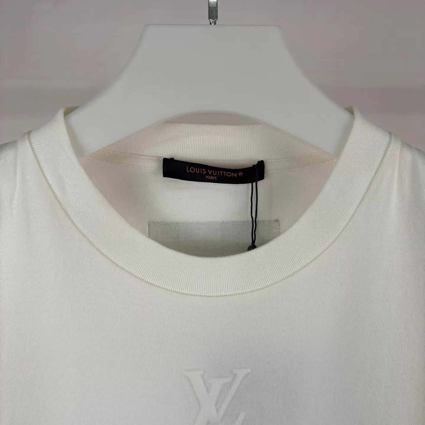 Louis Vuitton Louis Vuitton White Embossed Logo Short Sleeve T-Shirt Size US L / EU 52-54 / 3 - 3 Thumbnail