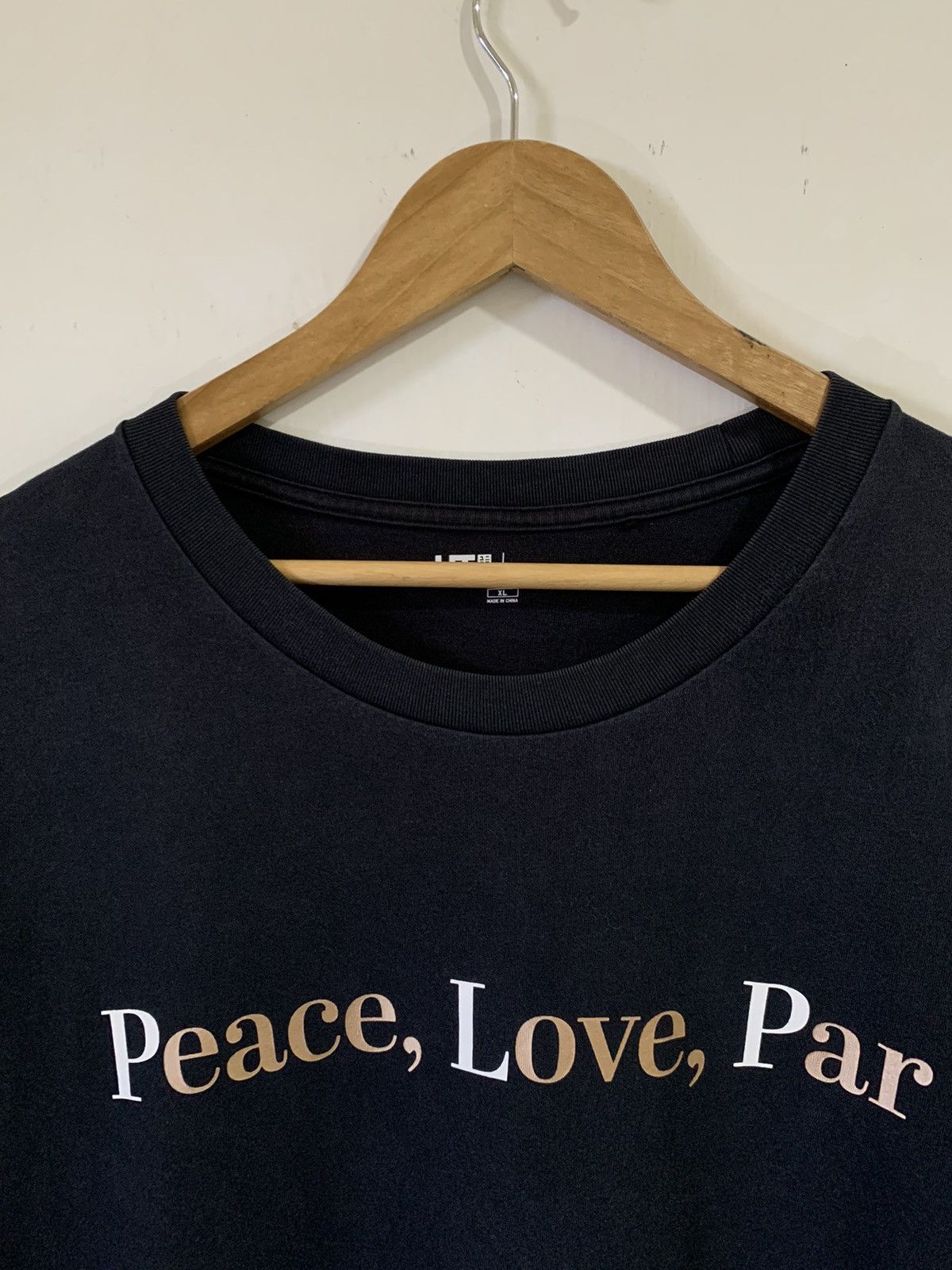 Uniqlo Uniqlo Adam Scott Peace For All Tee Size US XL / EU 56 / 4 - 5 Thumbnail