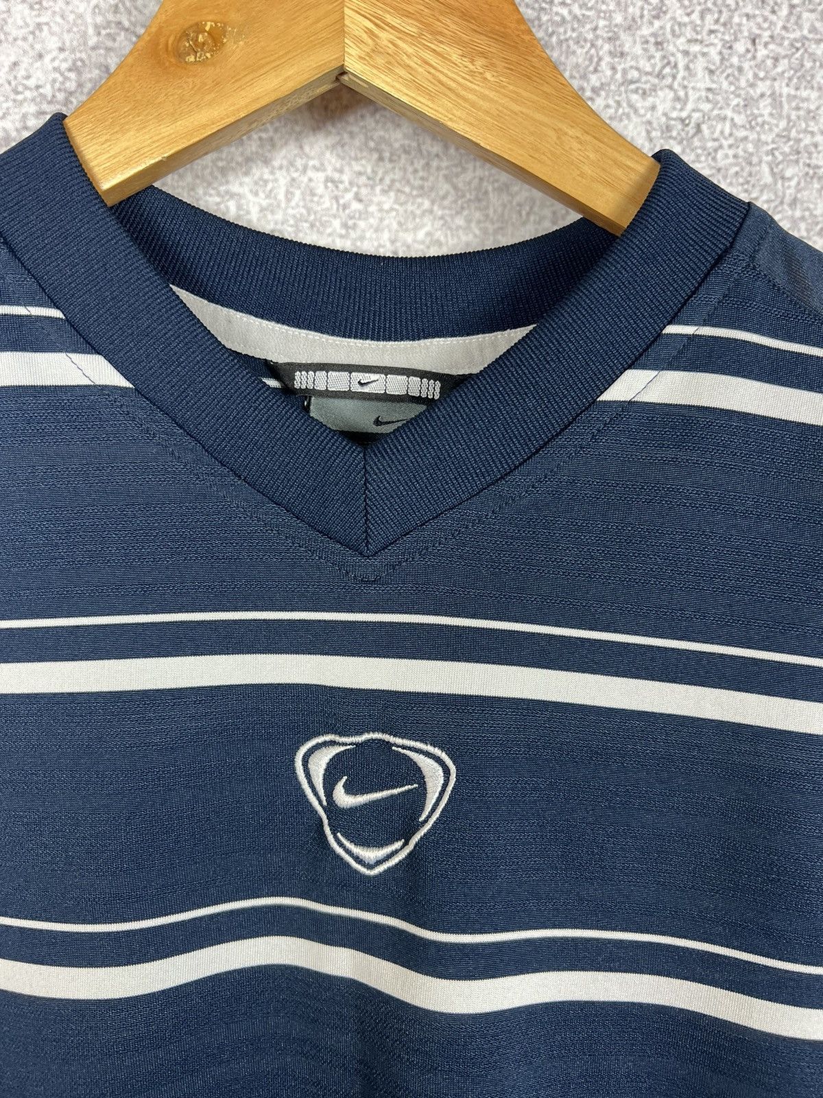 Nike Vintage Nike Center Logo Striped T-Shirt Y2K Tee Size US M / EU 48-50 / 2 - 4 Thumbnail