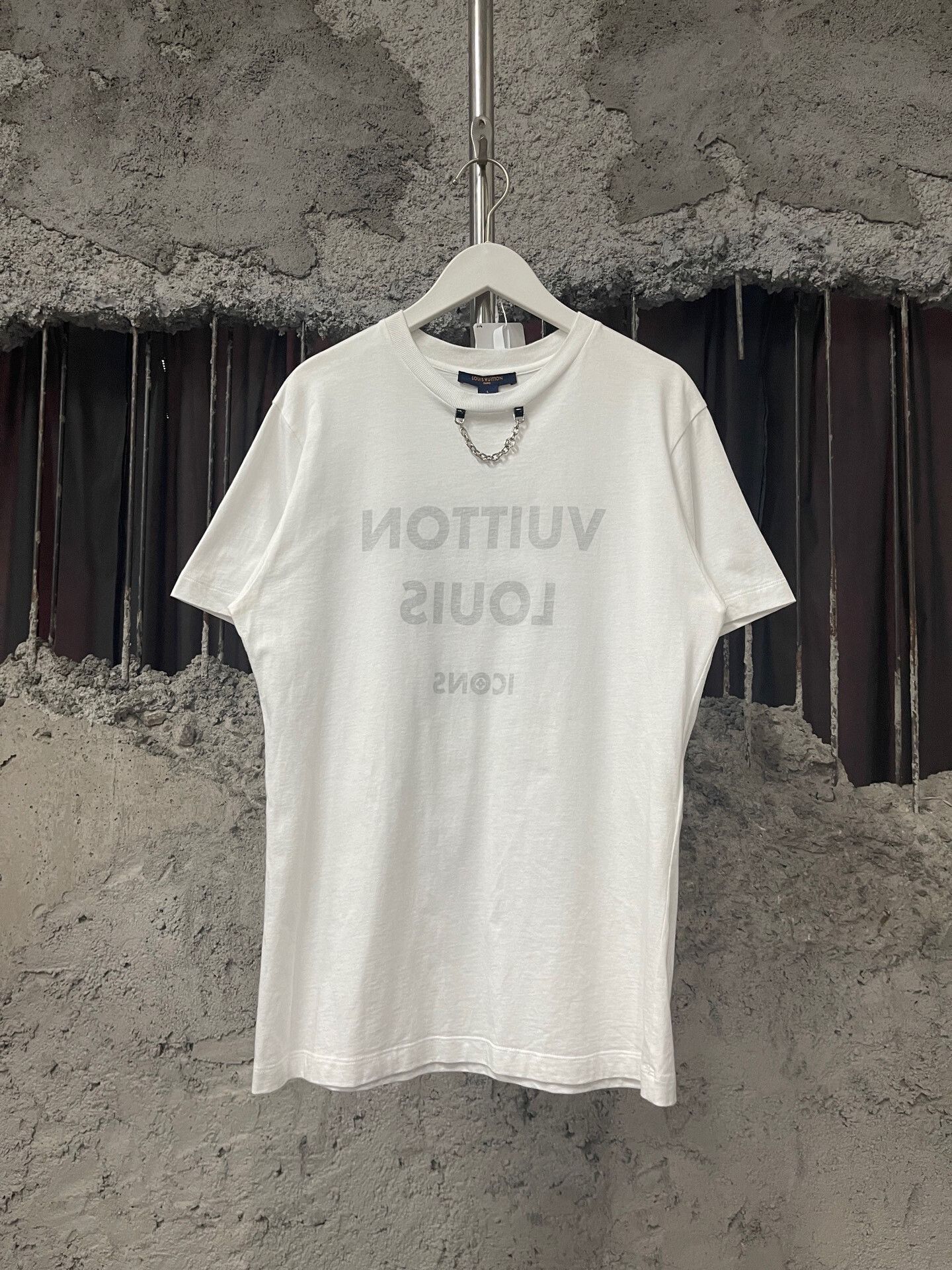 Louis Vuitton Louis Vuitton Retro T-Shirt l Men Size US L / EU 52-54 / 3 - 1 Thumbnail