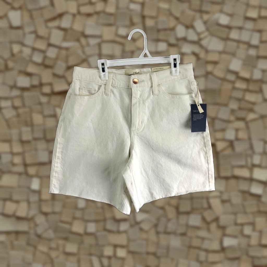 Vintage VINTAGE Universal Thread Bermuda Shorts Womens Size 2 White Denim Jean Shorts Size 26" / US 2 / IT 38 - 1 Thumbnail