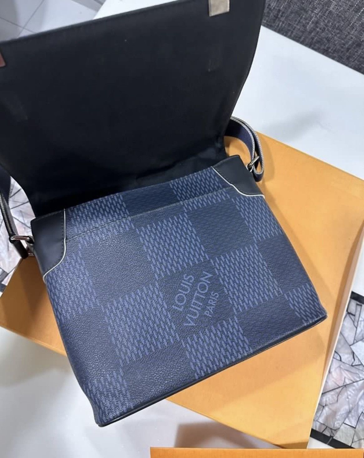 Louis Vuitton Authentic LOUIS VUITTON District Pm American cup Size ONE SIZE - 7 Thumbnail