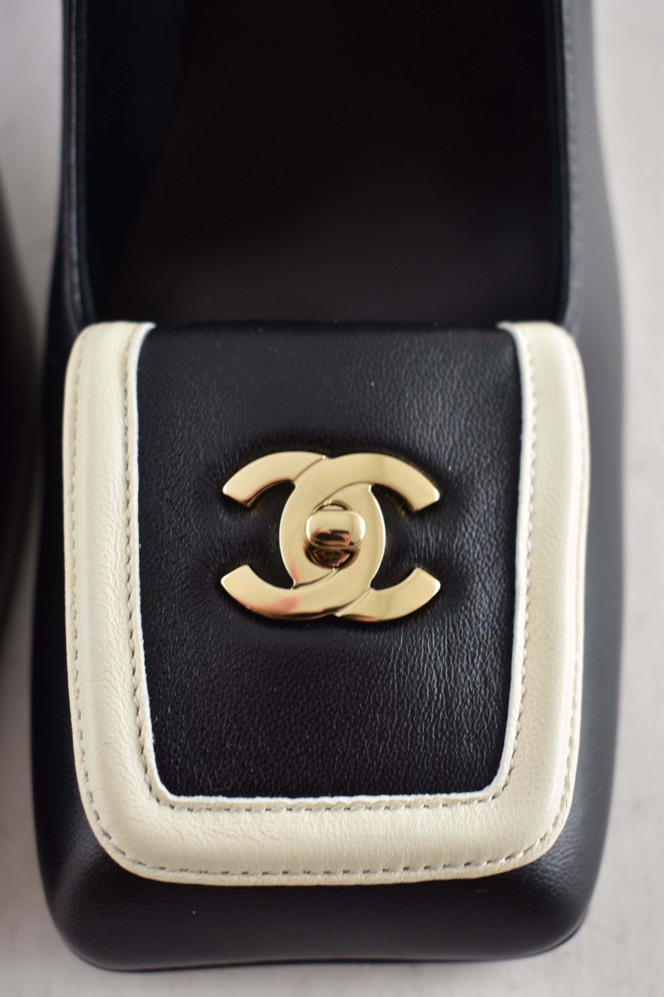 Chanel 26S Blazy White Square Toe Turnlock CC Block Heel Pump 40 Size US 10 / IT 40 - 16 Thumbnail
