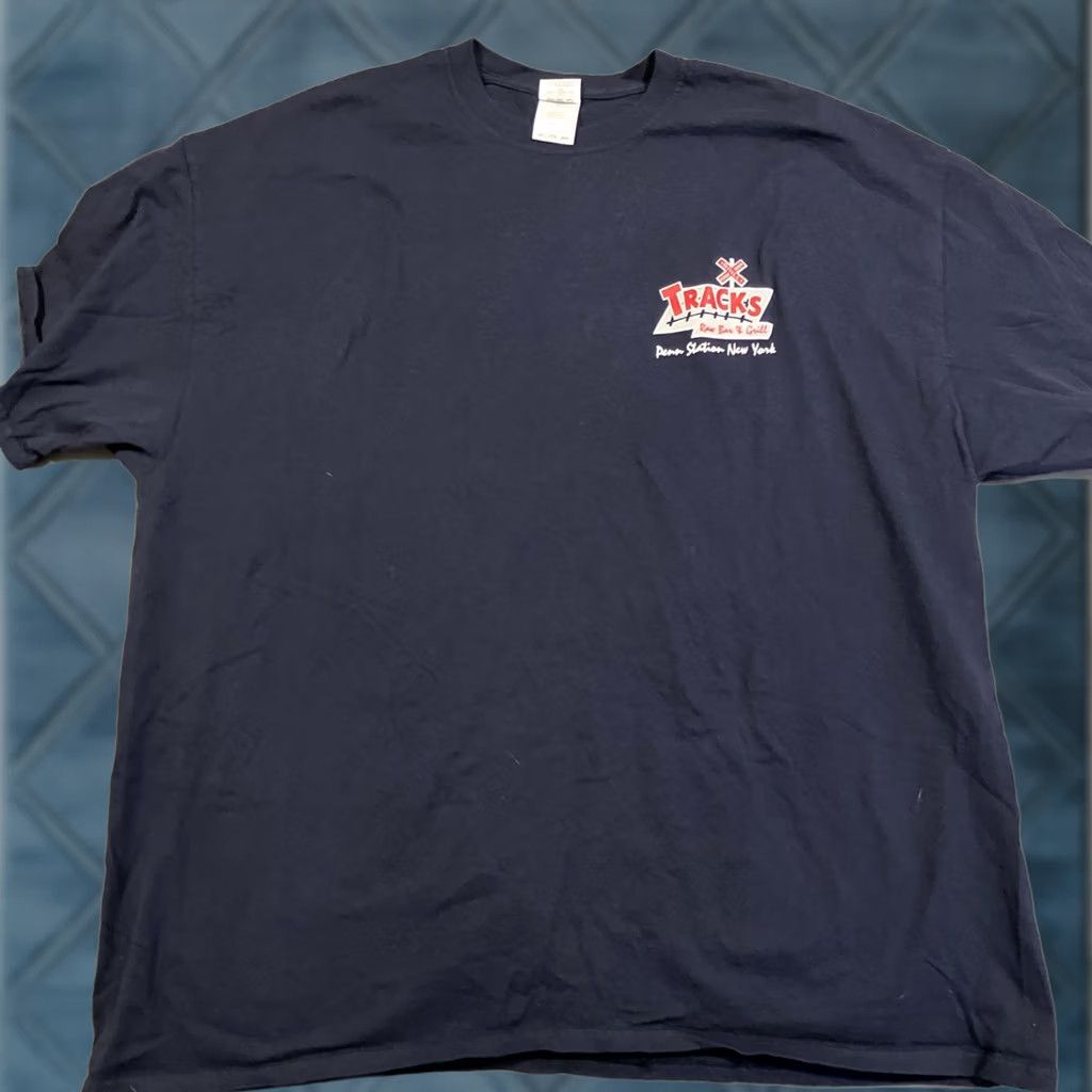 Gildan VINTAGE TRACKS RAW BAR & GRILL PENN STATION T Shirt XXL RARE NWOT Size US XXL / EU 58 / 5 - 1 Thumbnail