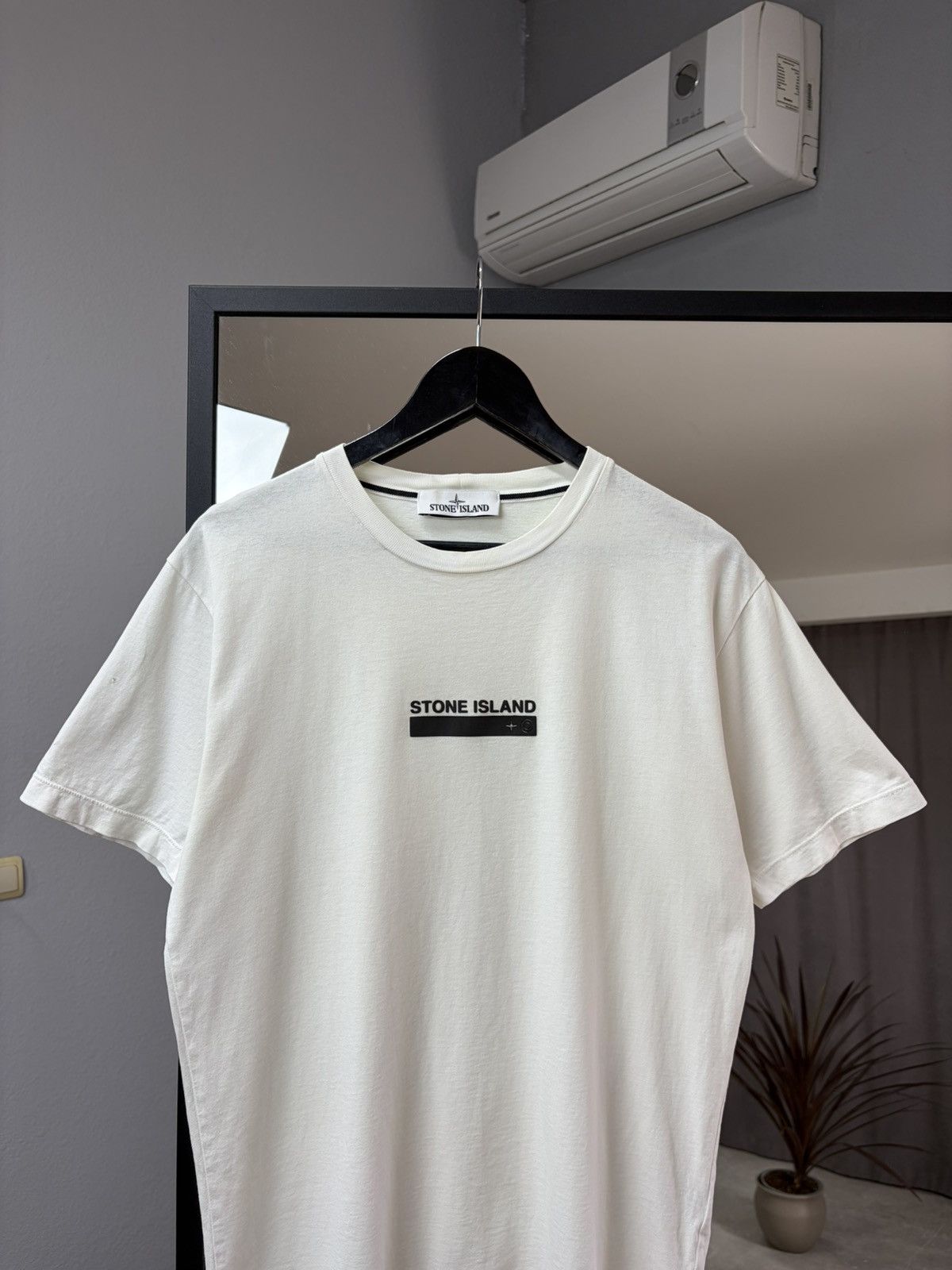 Stone Island Stone Island Logo T-Shirt White Minimal Graphic Tee Luxury Size US M / EU 48-50 / 2 - 11 Thumbnail