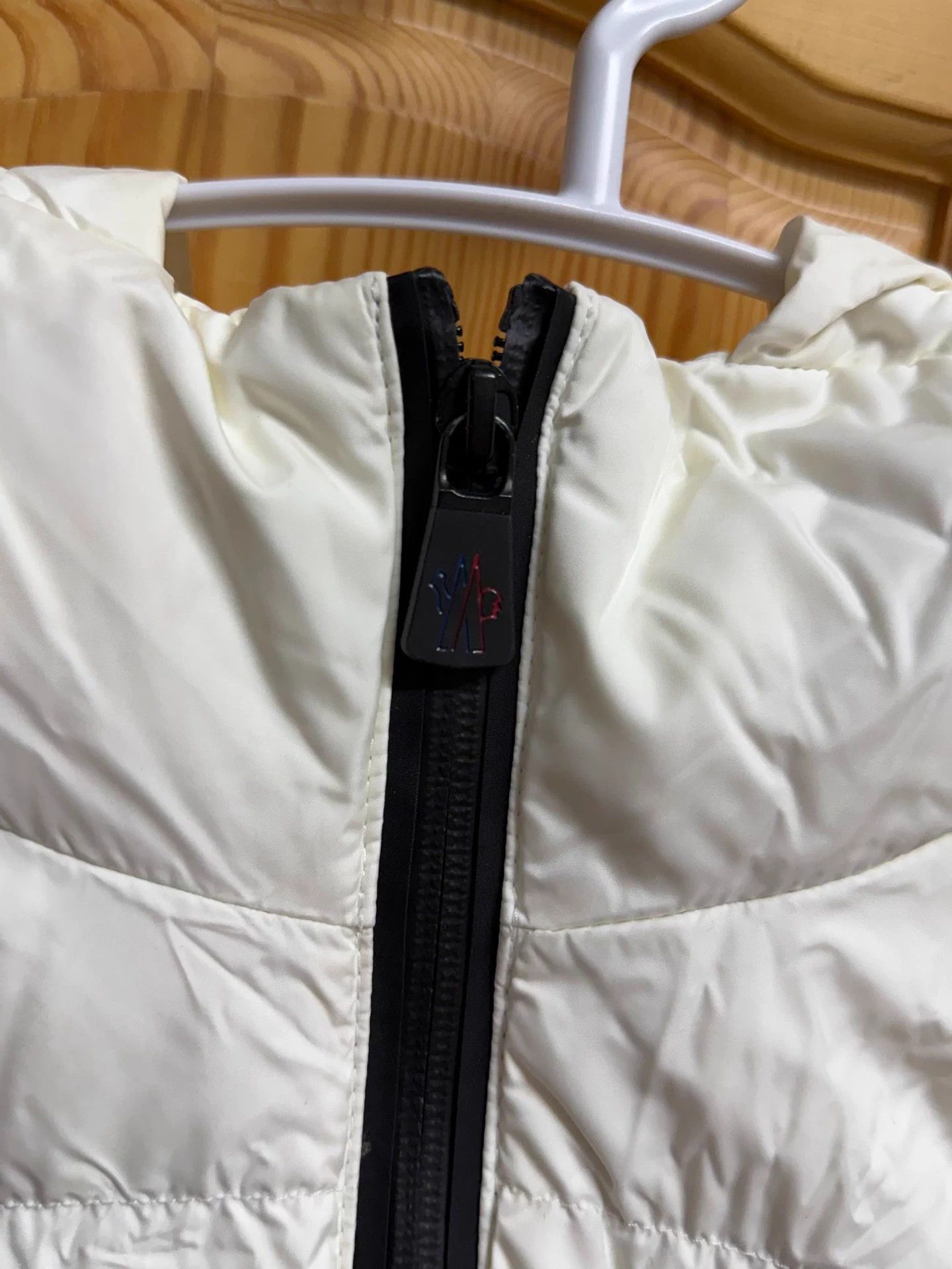 Moncler Moncler white logo colorblocked hooded puffer jacket XXL Size US XXL / EU 58 / 5 - 3 Thumbnail