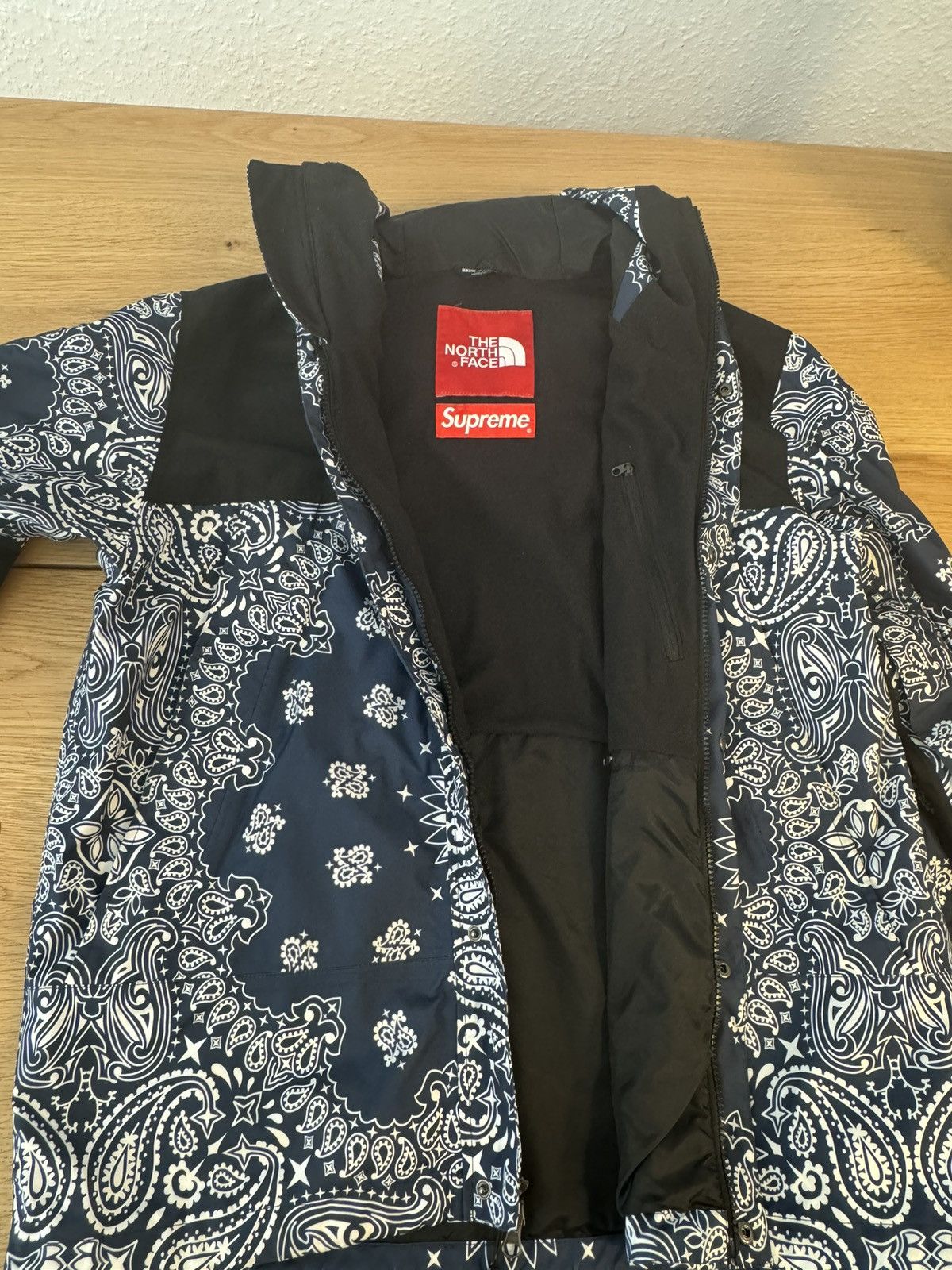 【極美品】supreme north Face Bandana Mountain Supreme x The North Face Bandana Mountain Jacket Red SUP-FW14-637