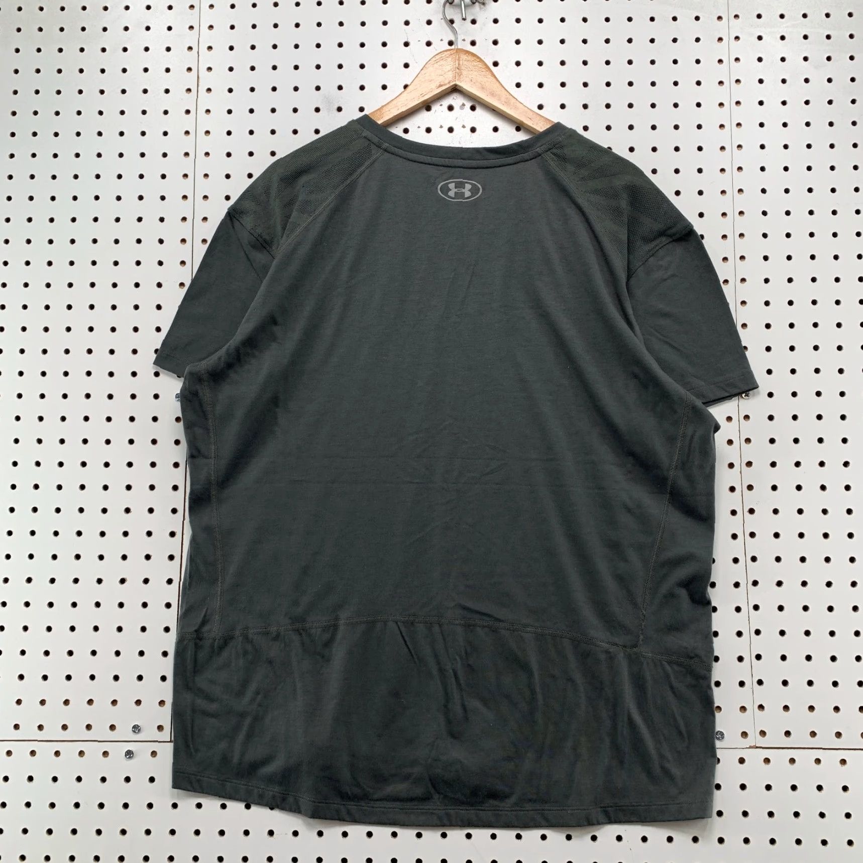 Under Armour Under Armour Run Threadborne Active Shirt Mens 2XL Gray Short Sleeve Workout Shirt Size US XXL / EU 58 / 5 - 2 Thumbnail
