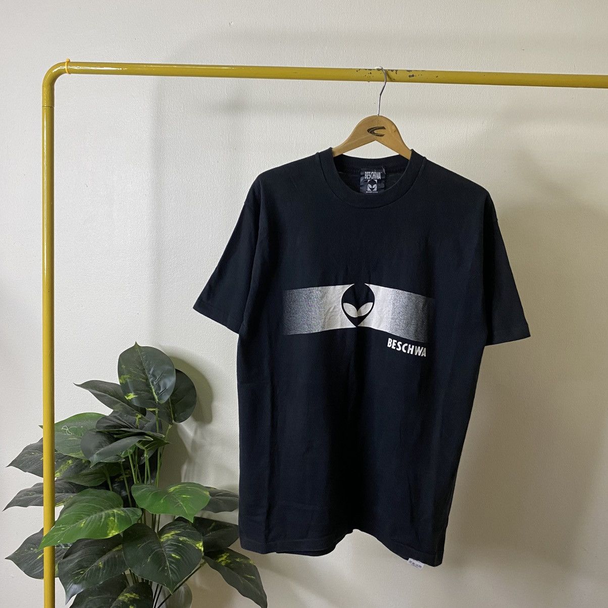 Vintage 1990s Beschwa Alien Workshop Skateboard Skater T Shirt Size US L / EU 52-54 / 3 - 1 Thumbnail