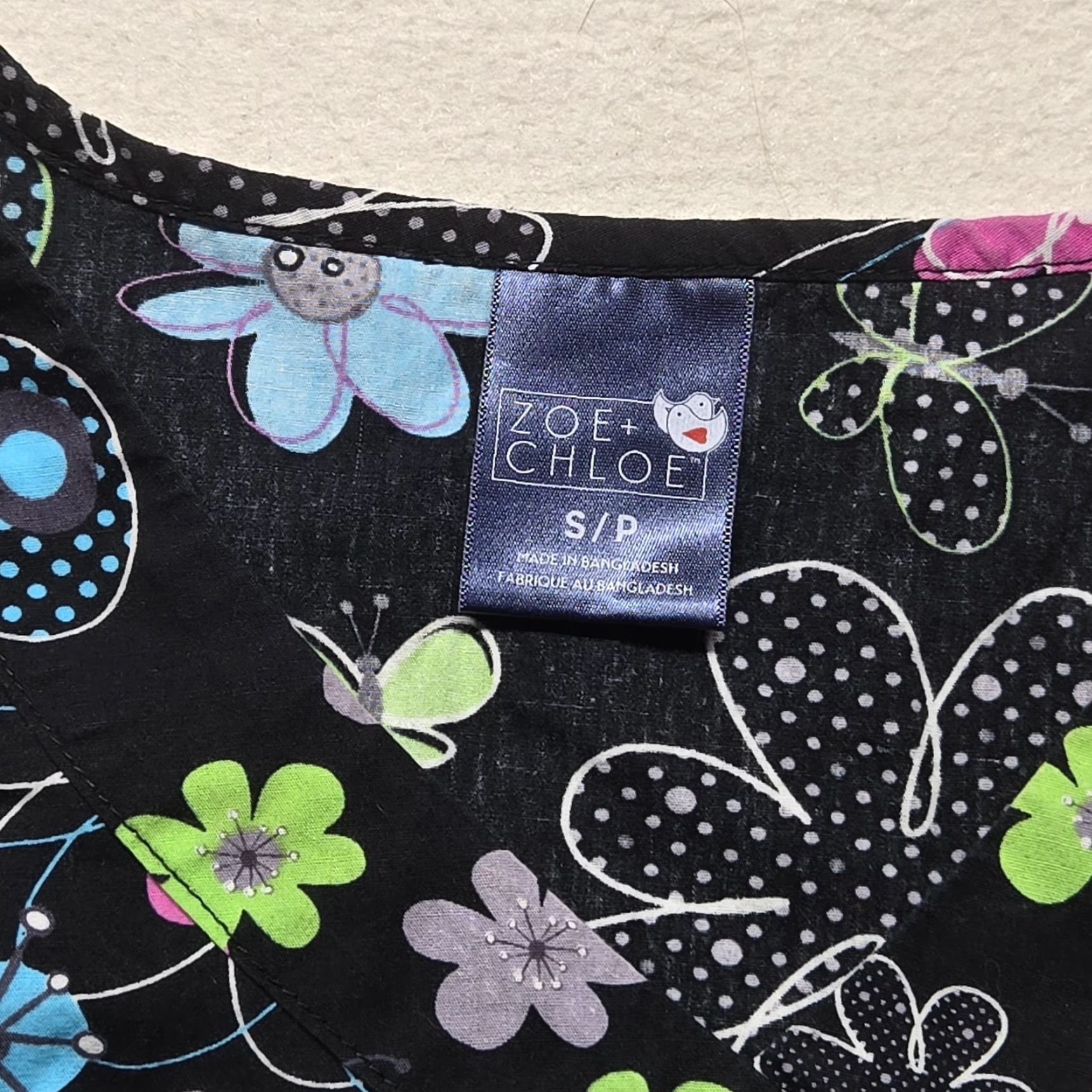 Vintage VINTAGE Zoe & Chloe Floral Black Short Sleeve Scrub Shirt Womens Small Medical Size S / US 4 / IT 40 - 2 Thumbnail