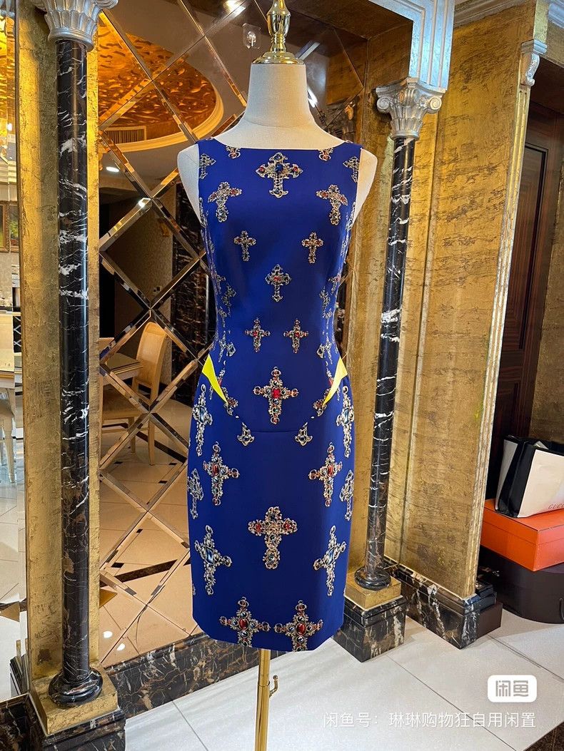 Versace Versace Three-dimensional rhinestone heavy work dress Size M / US 6-8 / IT 42-44 - 1 Thumbnail