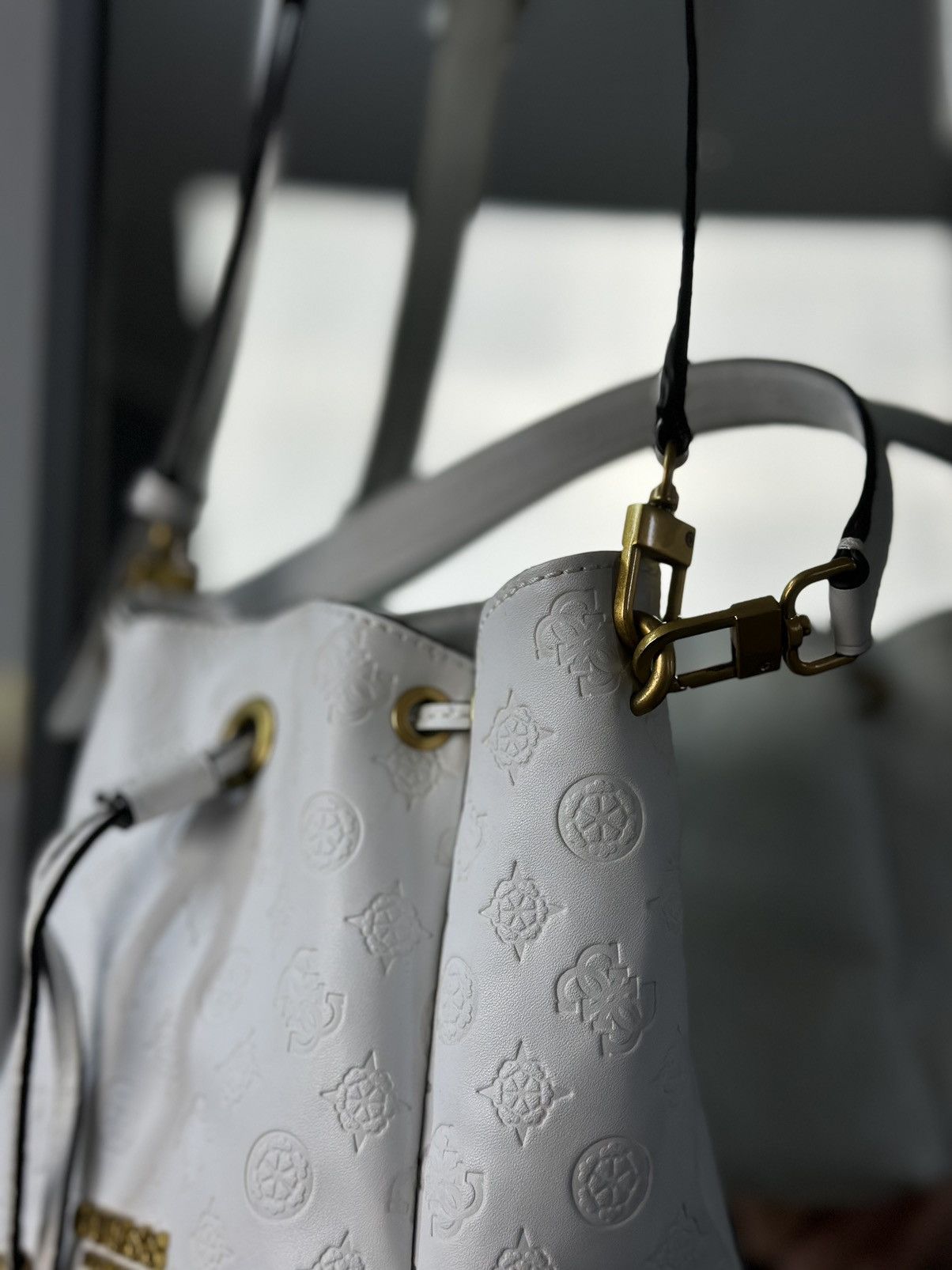 Guess Guess White Monogram Bucket Bag Gold Hardware Y2K Style Size ONE SIZE - 9 Thumbnail