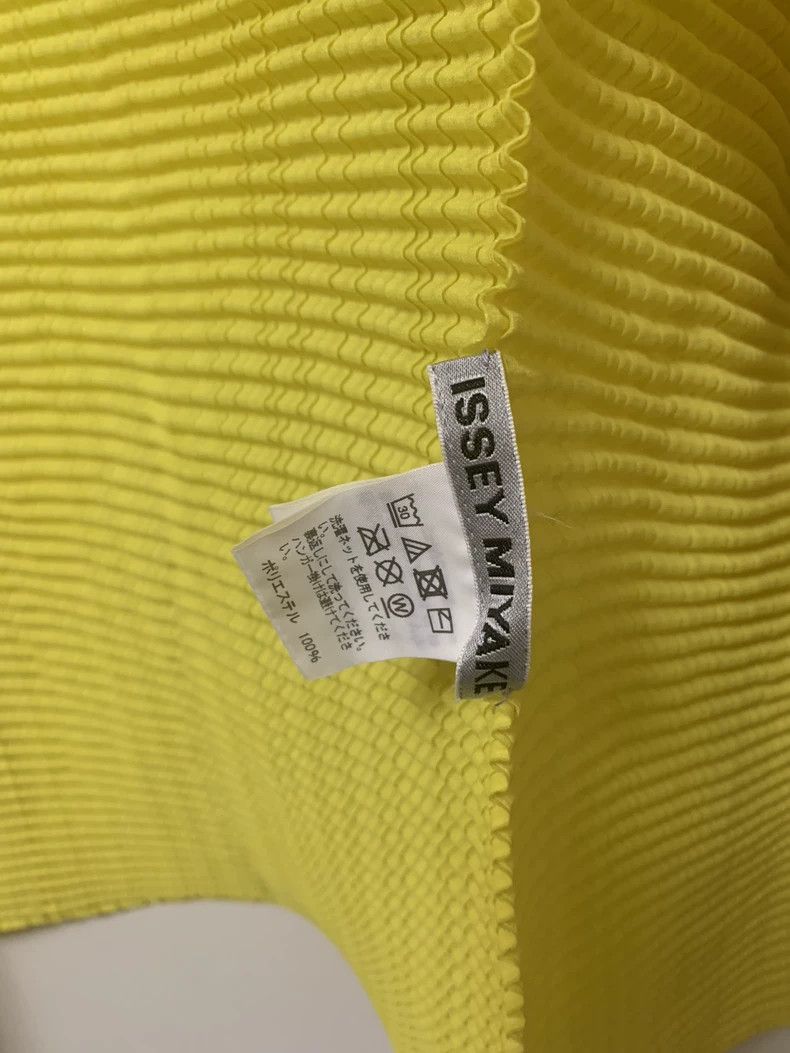 Issey Miyake Issey Miyake size:2 Yellow pleated cardigan Size M / US 6-8 / IT 42-44 - 2 Thumbnail