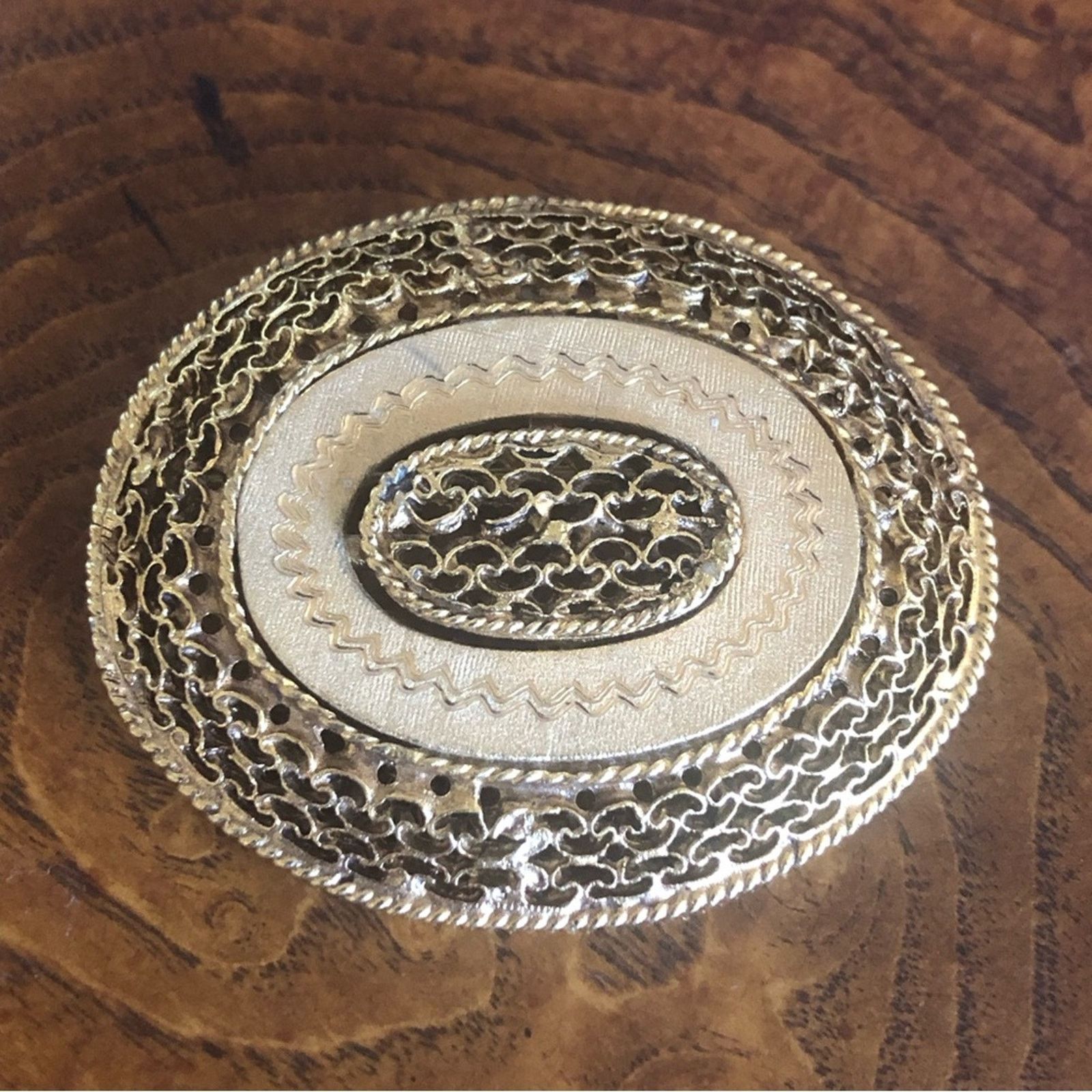 Vintage Vintage gold filigree cameo style large brooch pin Size ONE SIZE - 1 Thumbnail