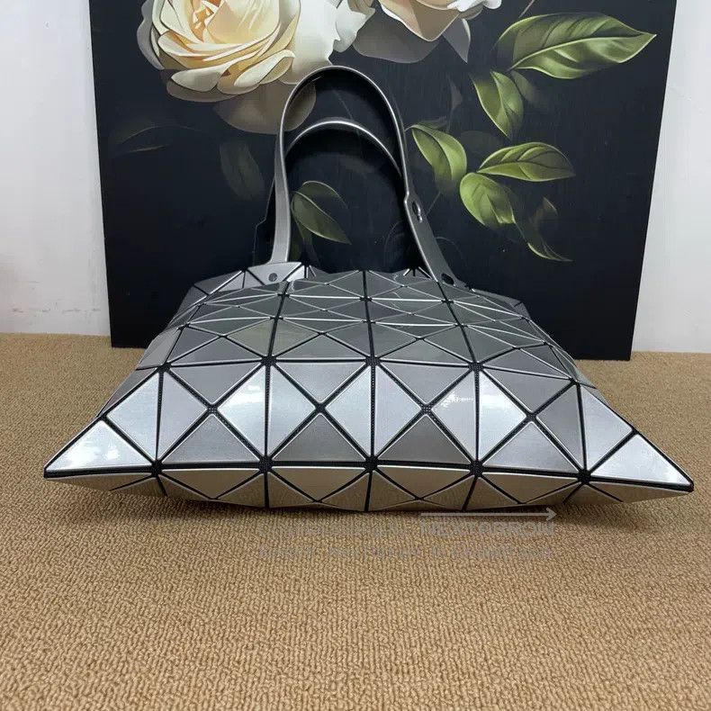 Issey Miyake Issey Miyake Silver Quilted Handbag Shoulder Bag Size ONE SIZE - 5 Thumbnail