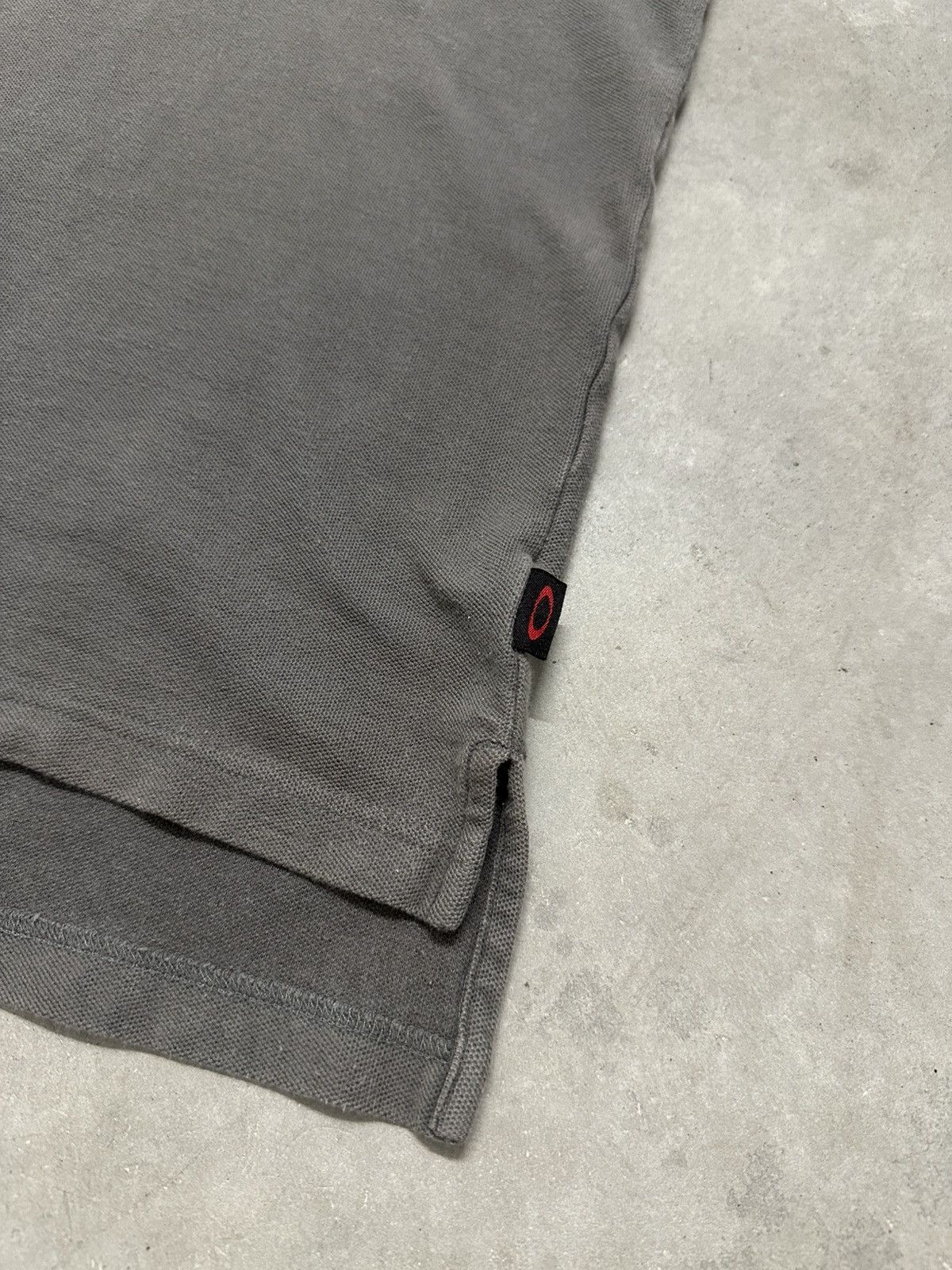 Oakley Oakley Red Tag Grey Polo Size US L / EU 52-54 / 3 - 4 Thumbnail