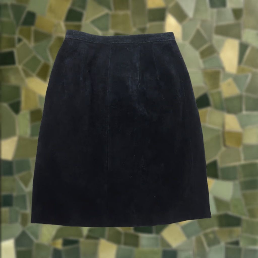 Vintage VINTAGE 80s Black Suede Leather High Rise Knee Length Skirt XS Regular Women Knee Length Solid Pattern Zip Snap Button Closure 20" Length Size 26" / US 2 / IT 38 - 1 Thumbnail
