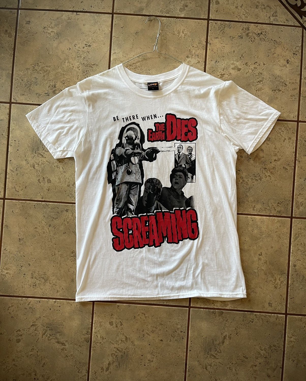 Vintage “Be There When The Earth Dies Screaming” White T-Shirt Size US L / EU 52-54 / 3 - 1 Thumbnail