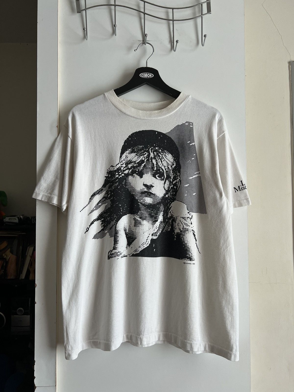 Vintage Vintage 1986 Les Miserables Tee Size US L / EU 52-54 / 3 - 1 Thumbnail