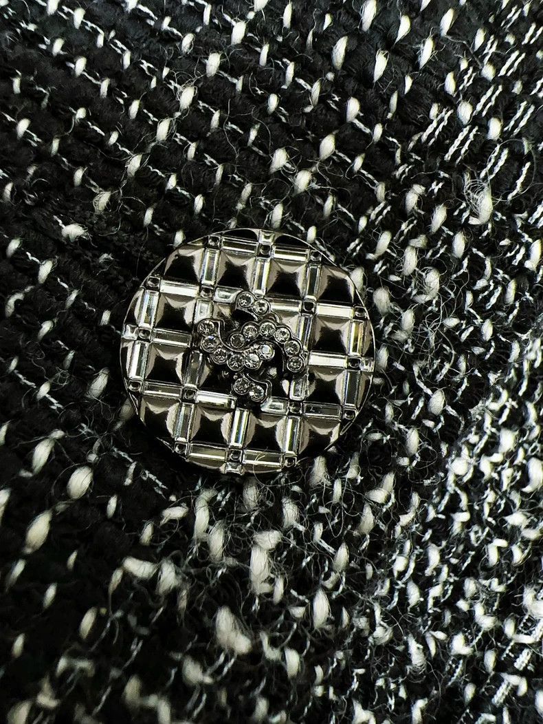 Chanel Chanel 22A Tweed Jacket with Crystal Buttons Size M / US 6-8 / IT 42-44 - 5 Thumbnail
