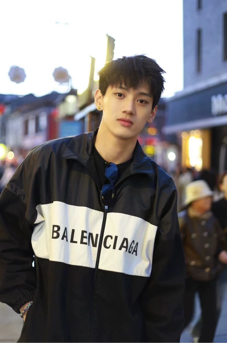 Balenciaga Balenciaga size 34 Monogrammed Logo Patchwork Denim Jacket Size US S / EU 44-46 / 1 - 8 Thumbnail