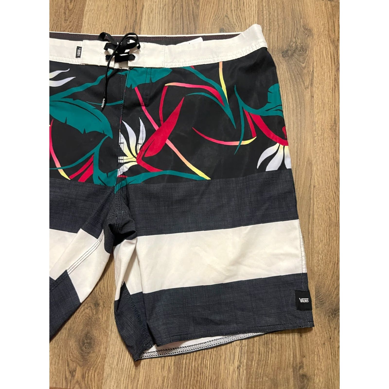 Vans VANS Shorts Men's 36 Black White Swim Trunks Drawstring Trunks Colorful Floral Pattern Multicolor 36 Mens Size US 36 / EU 52 - 4 Thumbnail