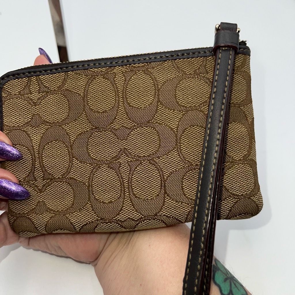 Coach Coach Outline Signature Corner Zip Wristlet Khaki Brown Size ONE SIZE - 4 Thumbnail