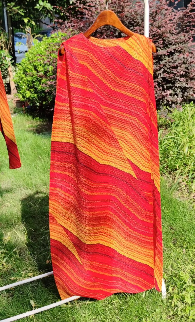 Issey Miyake Issey Miyake size:5 Red firecloud lava dress Size M / US 6-8 / IT 42-44 - 2 Thumbnail