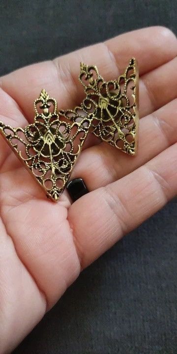 Jewelry Gold Triangle Shirt Collar Brooches Size ONE SIZE - 2 Thumbnail
