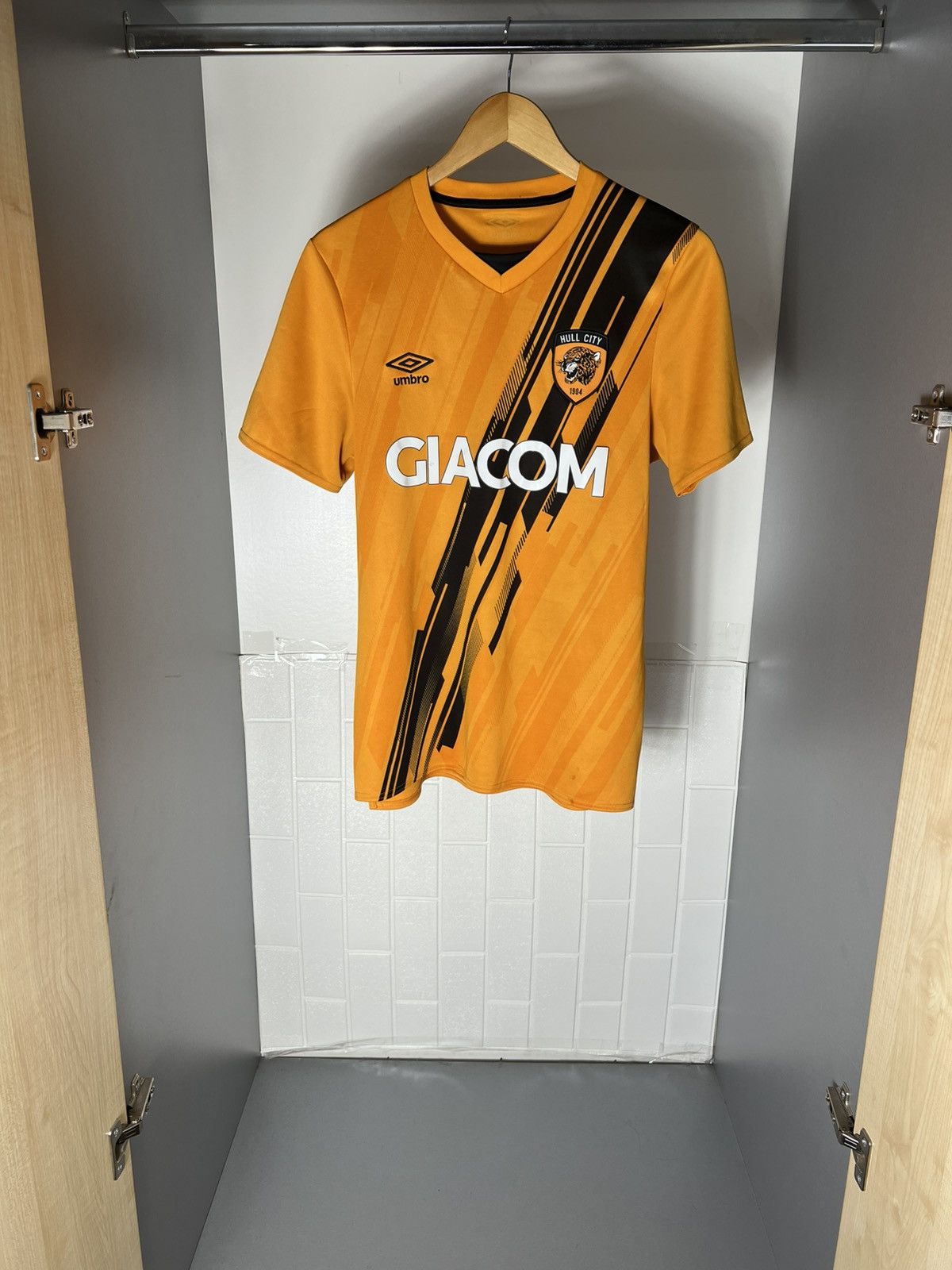 Umbro VINTAGE UMBRO FC HULL CITY ENGLAND SOCCER JERSEY RETRO Y2K Size US S / EU 44-46 / 1 - 1 Thumbnail
