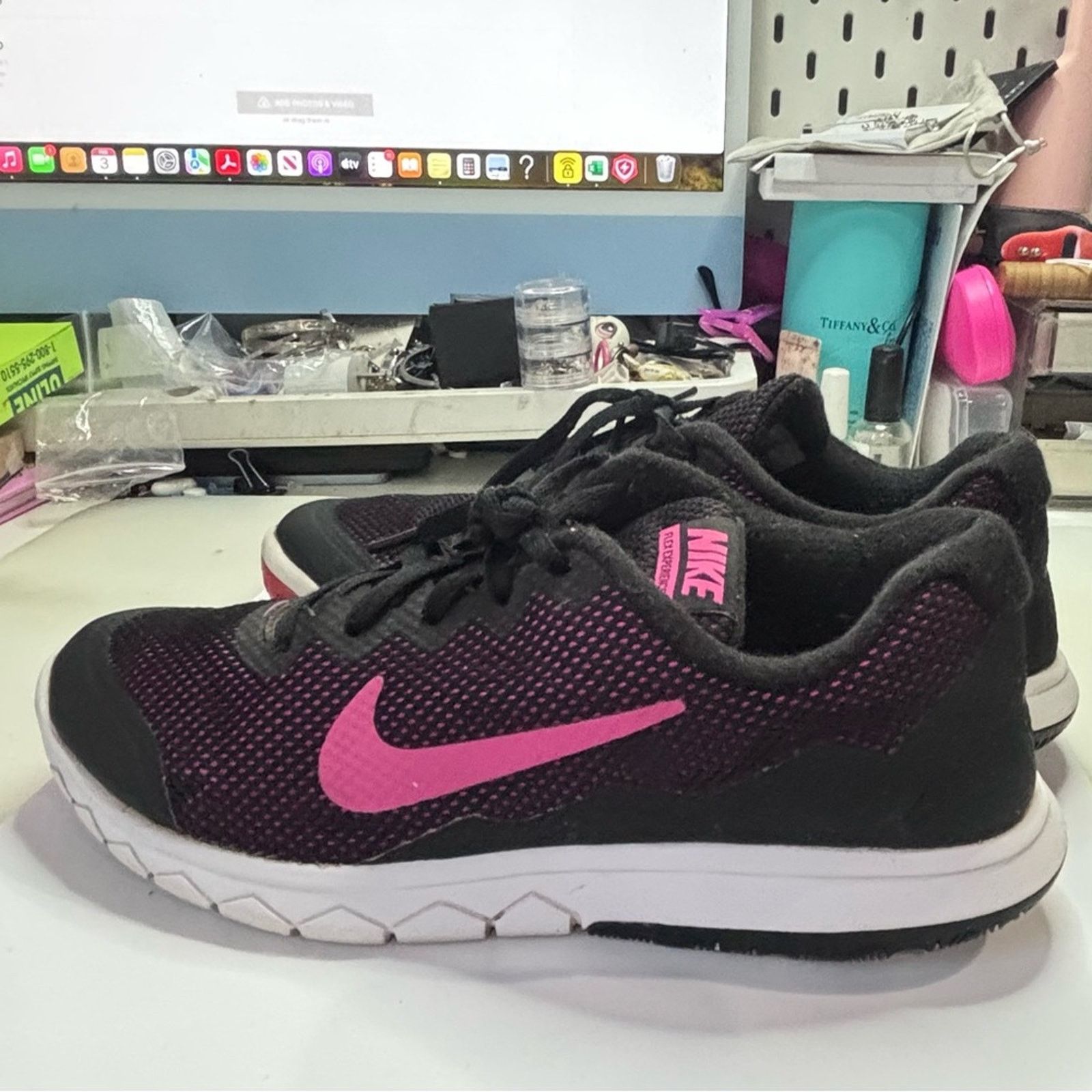 Nike NIKE Women’s Flex Experience Run 4 Sneakers Black/Pink Sz 8 Size US 8 / IT 38 - 6 Thumbnail