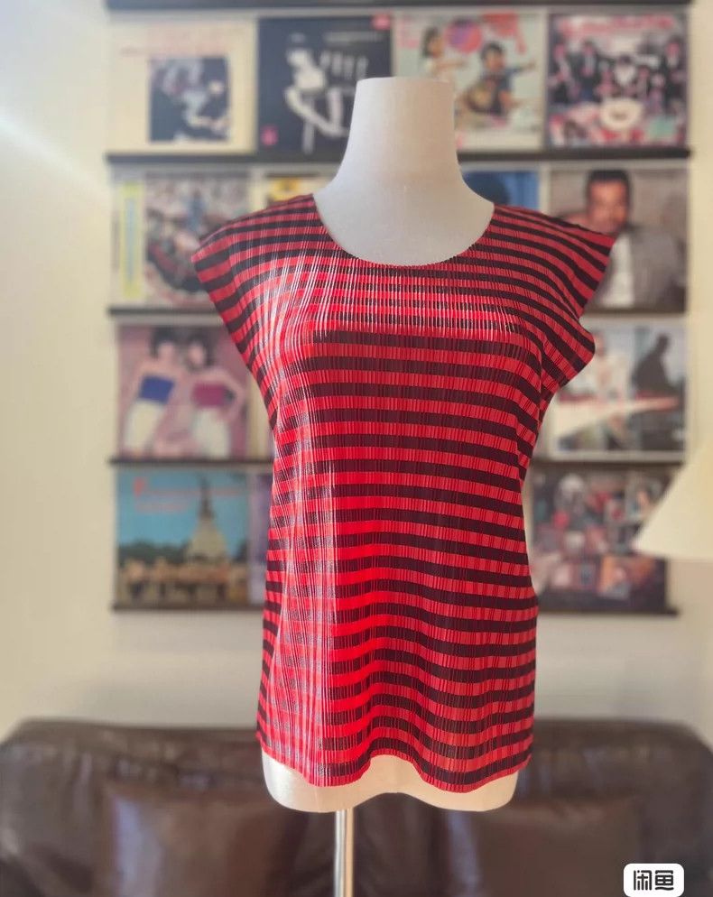 Issey Miyake size:3 Red and black striped pleated vest
