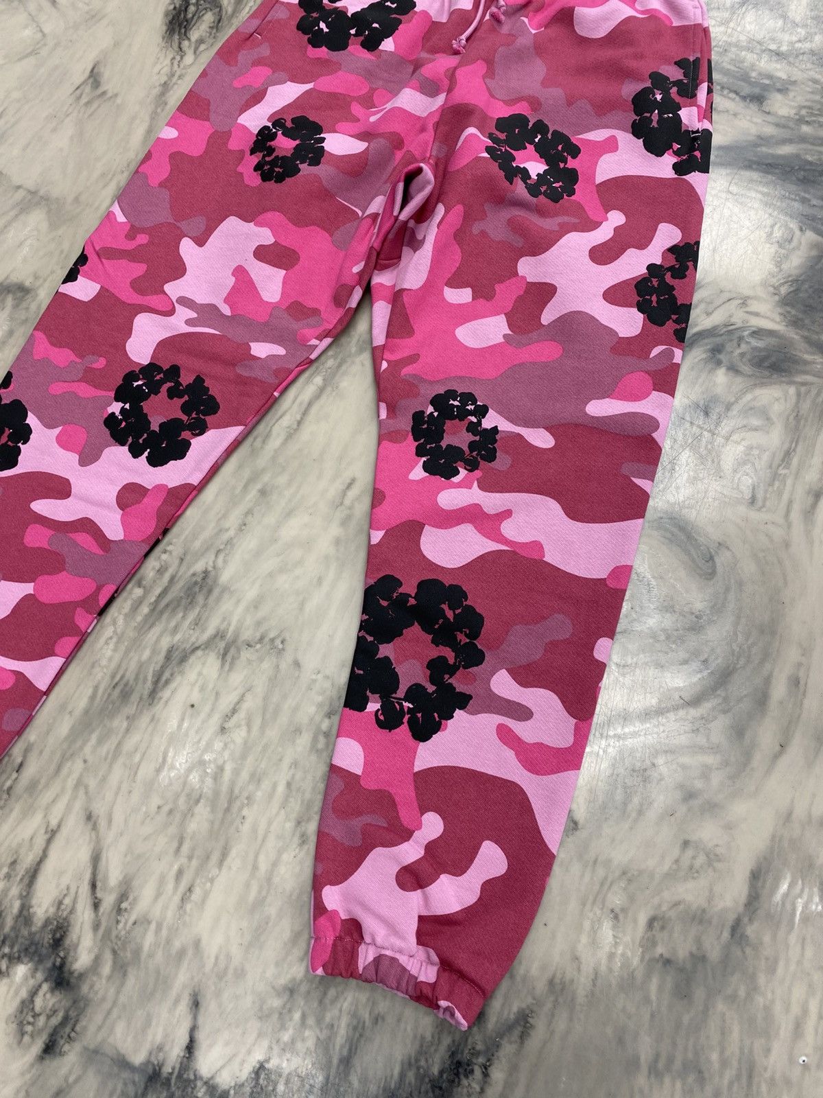 DENIM TEARS Denim tears cotton wreath sweatpants pink camo large Size US 34 / EU 50 - 3 Thumbnail