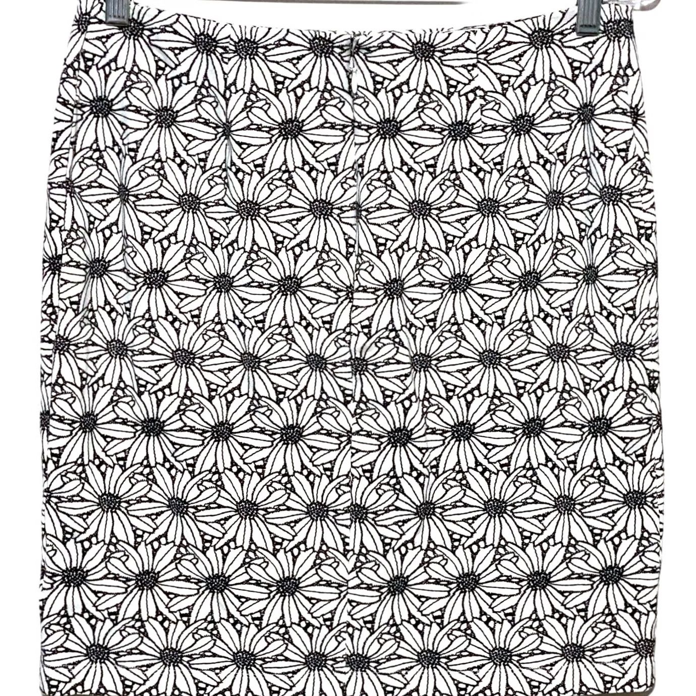 J.McLaughlin J. McLaughlin Floral Skirt White 4 Knee Length Women Regular Zip Stretch Monochrome Quiet Luxury Career Classic Size 27" / US 4 / IT 40 - 3 Thumbnail